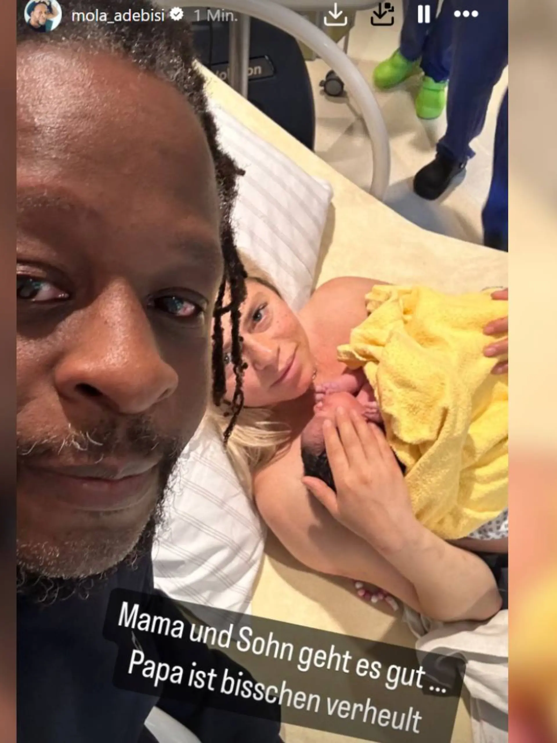 Mit diesem Schnappschuss aus dem Krankenhaus verkünden Mola und Adelina die Baby-News.