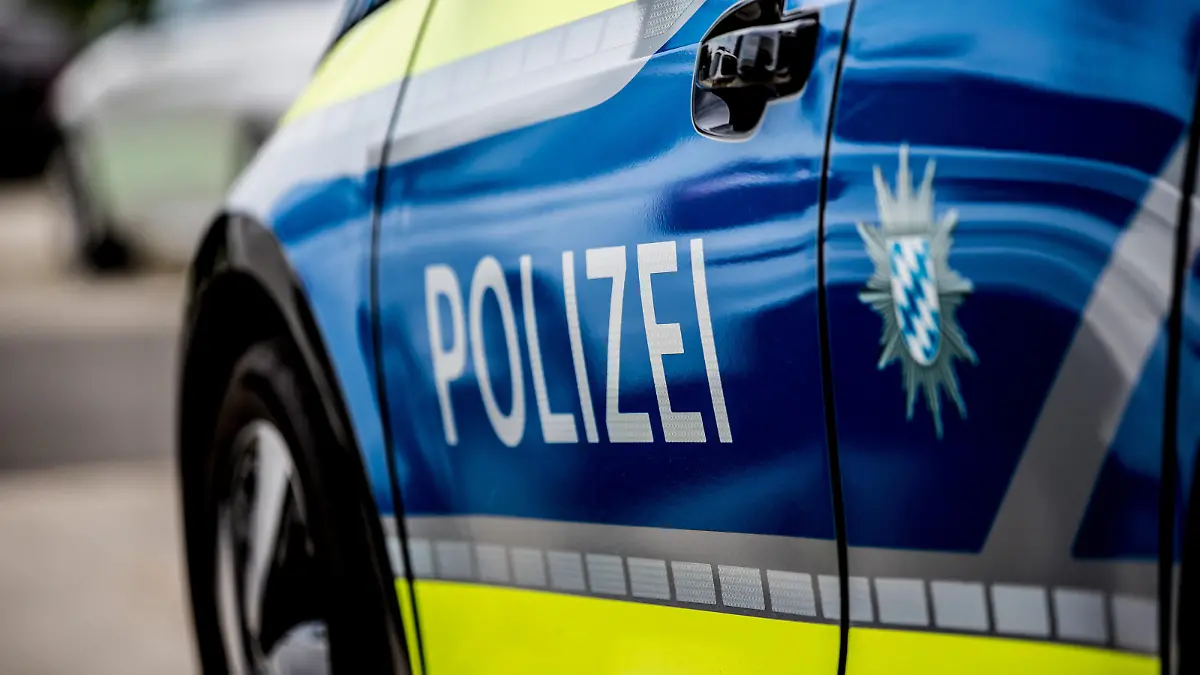 Bamberg, Deutschland 03. Dezember 2022: Themenbilder - Symbolbilder - Polizei Blaulicht - 2022 Ein Einsatzfahrzeug der Polizei, Streifenwagen mit Blaulicht in Bamberg Bayern.
