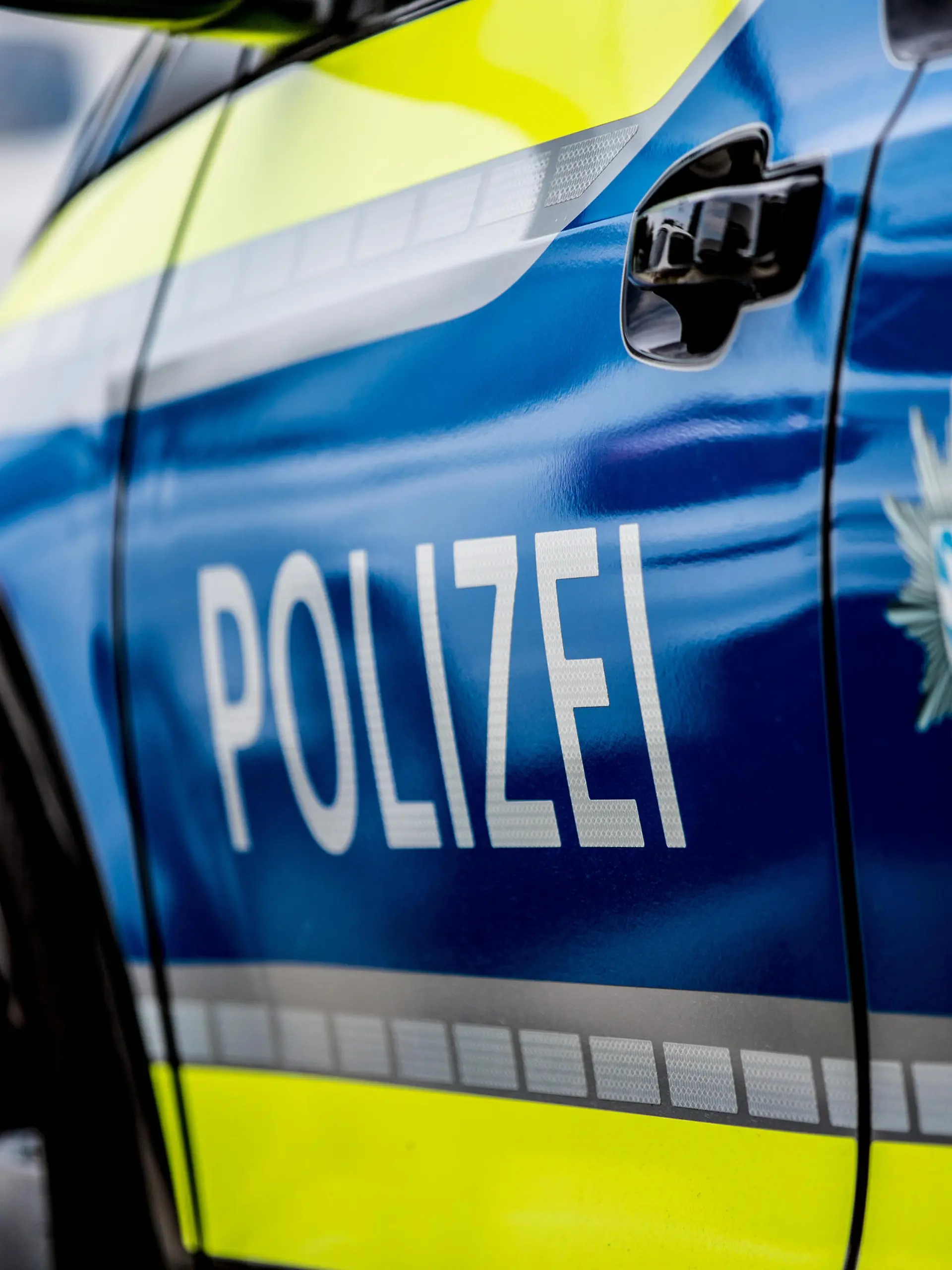 Bamberg, Deutschland 03. Dezember 2022: Themenbilder - Symbolbilder - Polizei Blaulicht - 2022 Ein Einsatzfahrzeug der Polizei, Streifenwagen mit Blaulicht in Bamberg Bayern.