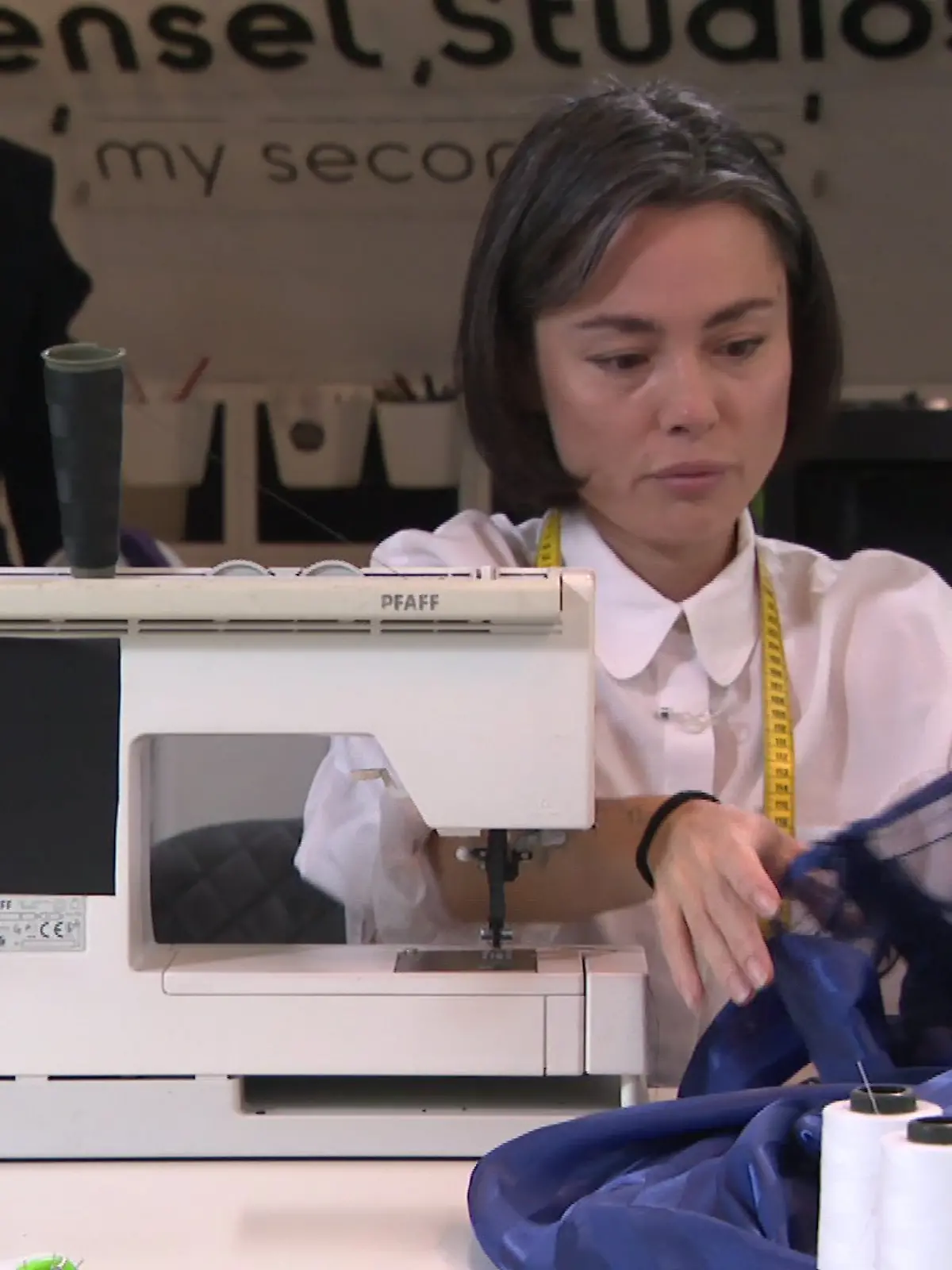 Bild zu: "Aus DIESEN Resten macht Alexandra echte Couture-Pieces"