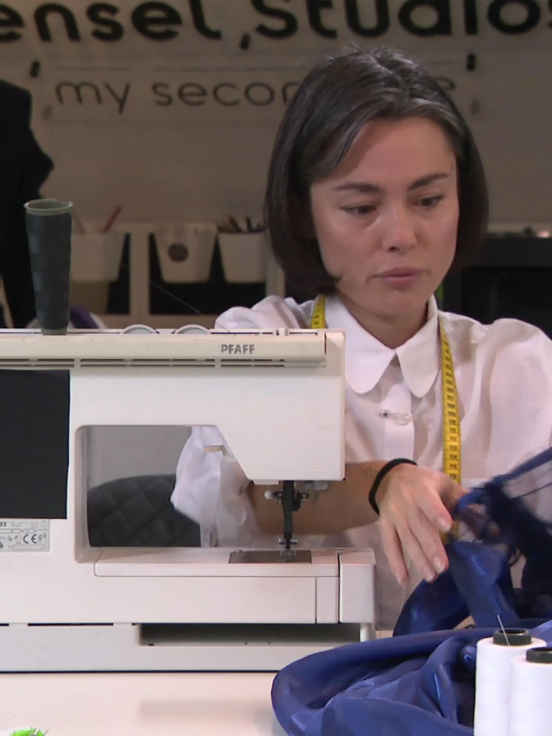 Bild zu: "Aus DIESEN Resten macht Alexandra echte Couture-Pieces"