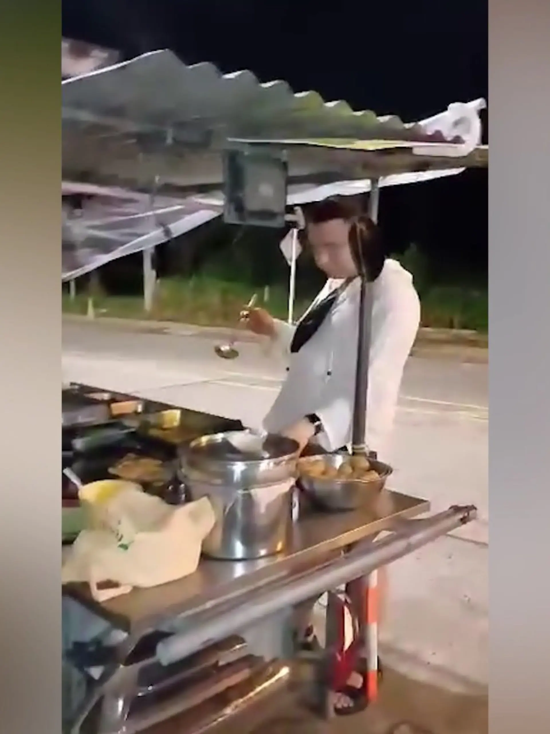 Suff-Tourist futtert sich durch Streetfood-Stand