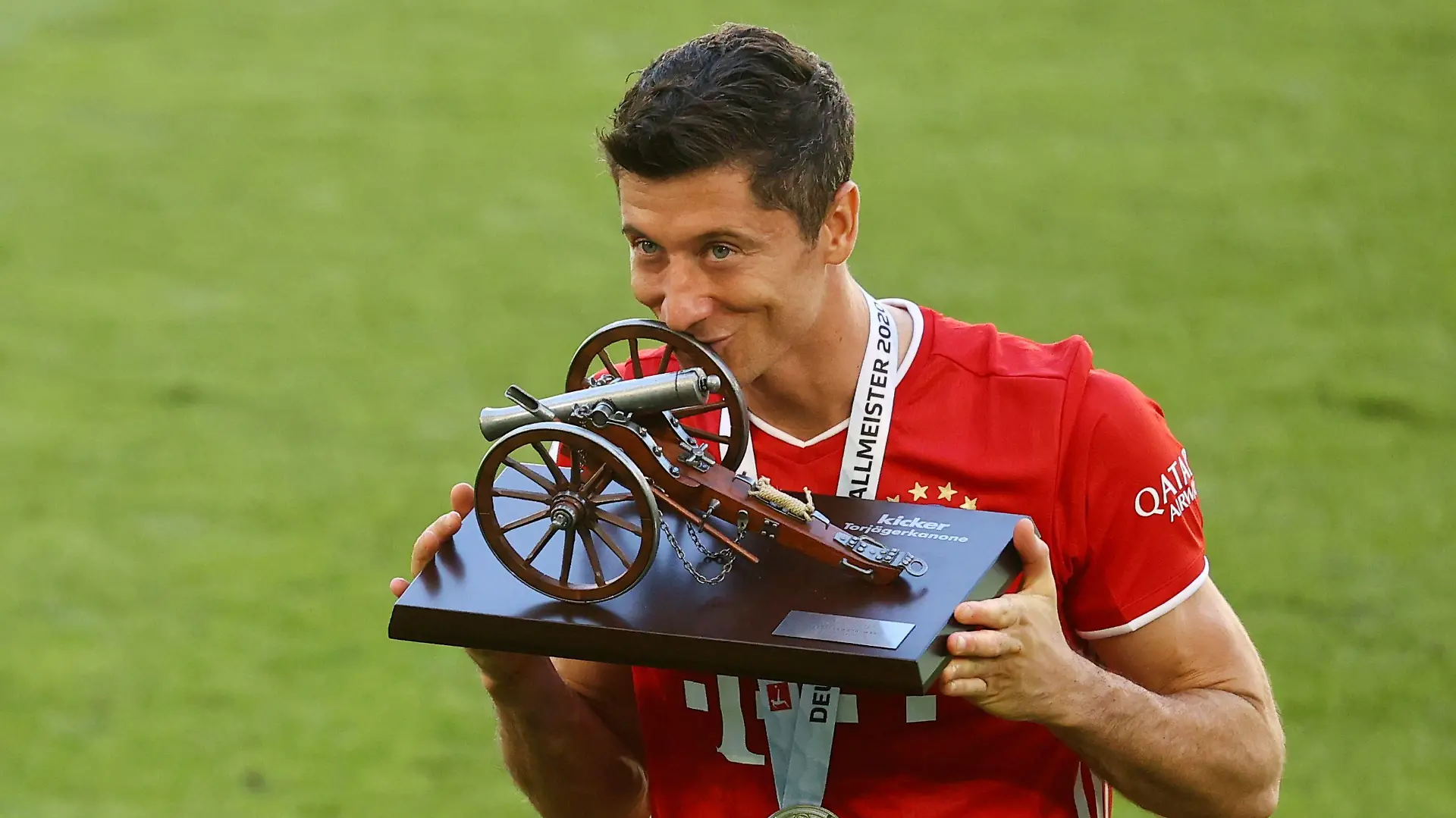 ARCHIV - 27.06.2020, Bayern, Wolfsburg: Fußball: Bundesliga, 34. Spieltag, VfL Wolfsburg - FC Bayern München, in der Volkswagen Arena. Robert Lewandowski von Bayern küsst nach dem Spiel die Trophäe für den Torschützenkönig. Robert Lewandowski schoss mehr Tore als alle anderen Spieler. Dafür bekam er einen besonderen Pokal: die Torjäger-Kanone. (zu dpa: «Nächste Torjäger-Kanone für Lewandowski: Wird's die letzte sein?») Foto: Kai Pfaffenbach/Reuters-Pool/dpa +++ dpa-Bildfunk +++