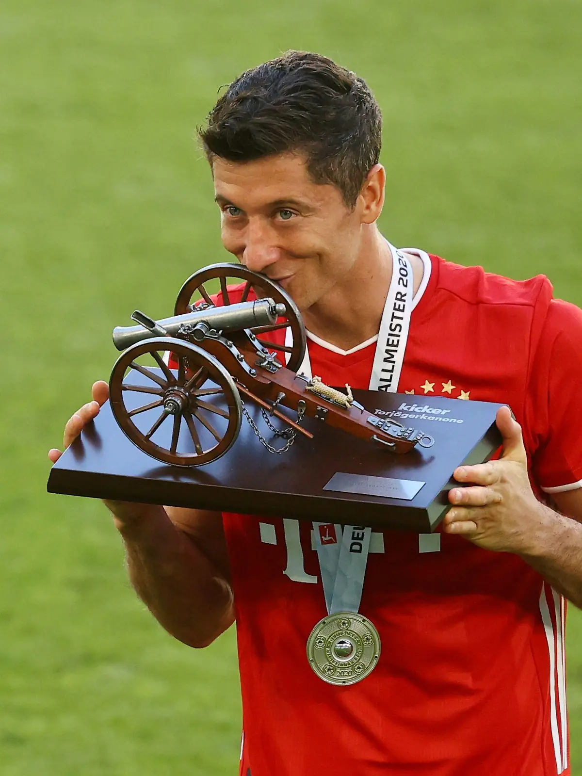 ARCHIV - 27.06.2020, Bayern, Wolfsburg: Fußball: Bundesliga, 34. Spieltag, VfL Wolfsburg - FC Bayern München, in der Volkswagen Arena. Robert Lewandowski von Bayern küsst nach dem Spiel die Trophäe für den Torschützenkönig. Robert Lewandowski schoss mehr Tore als alle anderen Spieler. Dafür bekam er einen besonderen Pokal: die Torjäger-Kanone. (zu dpa: «Nächste Torjäger-Kanone für Lewandowski: Wird's die letzte sein?») Foto: Kai Pfaffenbach/Reuters-Pool/dpa +++ dpa-Bildfunk +++