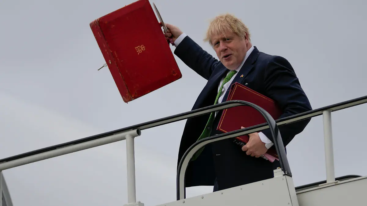 11.05.2022, Schweden, Stockholm: Boris Johnson, Premierminister von Großbritannien, winkt, als er auf dem Londoner Flughafen Stansted in ein Flugzeug steigt. Johnson besucht Schweden und Finnland im Vorfeld ihrer Entscheidung über einen Antrag auf NATO-Mitgliedschaft. Foto: Frank Augstein/AP Pool/dpa +++ dpa-Bildfunk +++