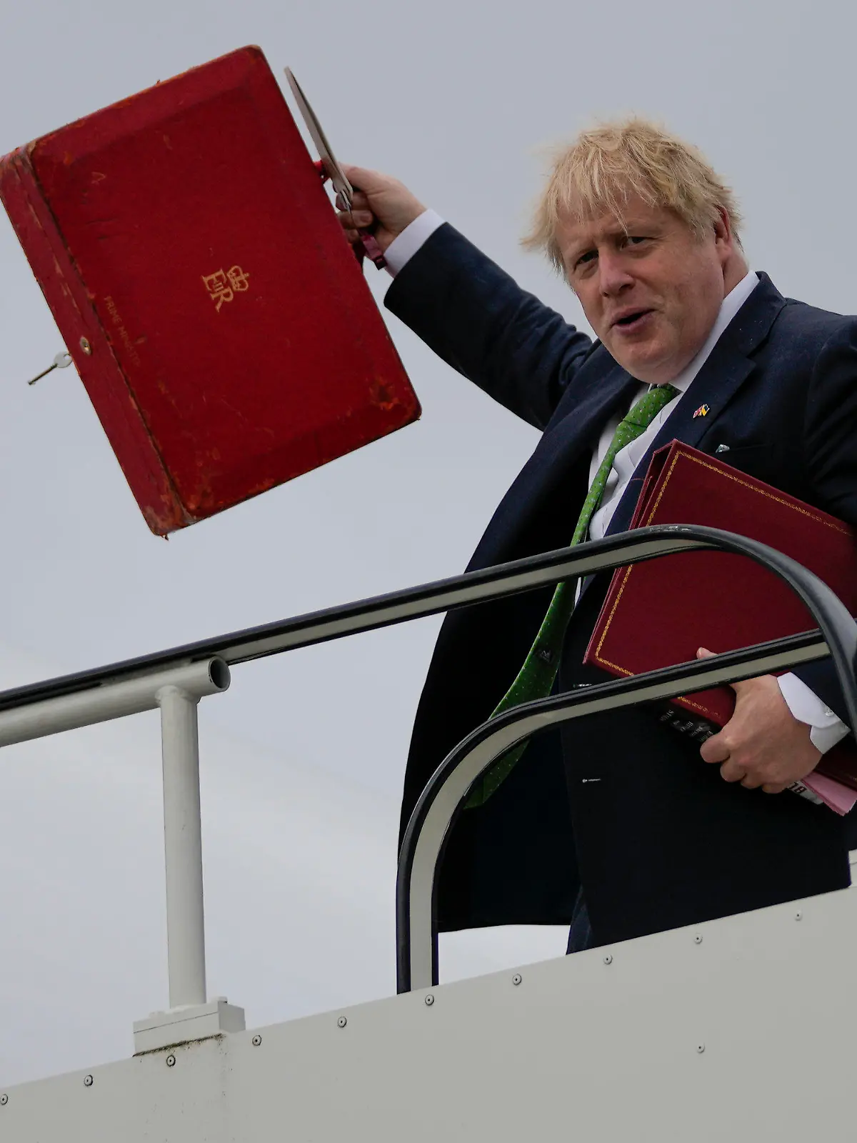 11.05.2022, Schweden, Stockholm: Boris Johnson, Premierminister von Großbritannien, winkt, als er auf dem Londoner Flughafen Stansted in ein Flugzeug steigt. Johnson besucht Schweden und Finnland im Vorfeld ihrer Entscheidung über einen Antrag auf NATO-Mitgliedschaft. Foto: Frank Augstein/AP Pool/dpa +++ dpa-Bildfunk +++