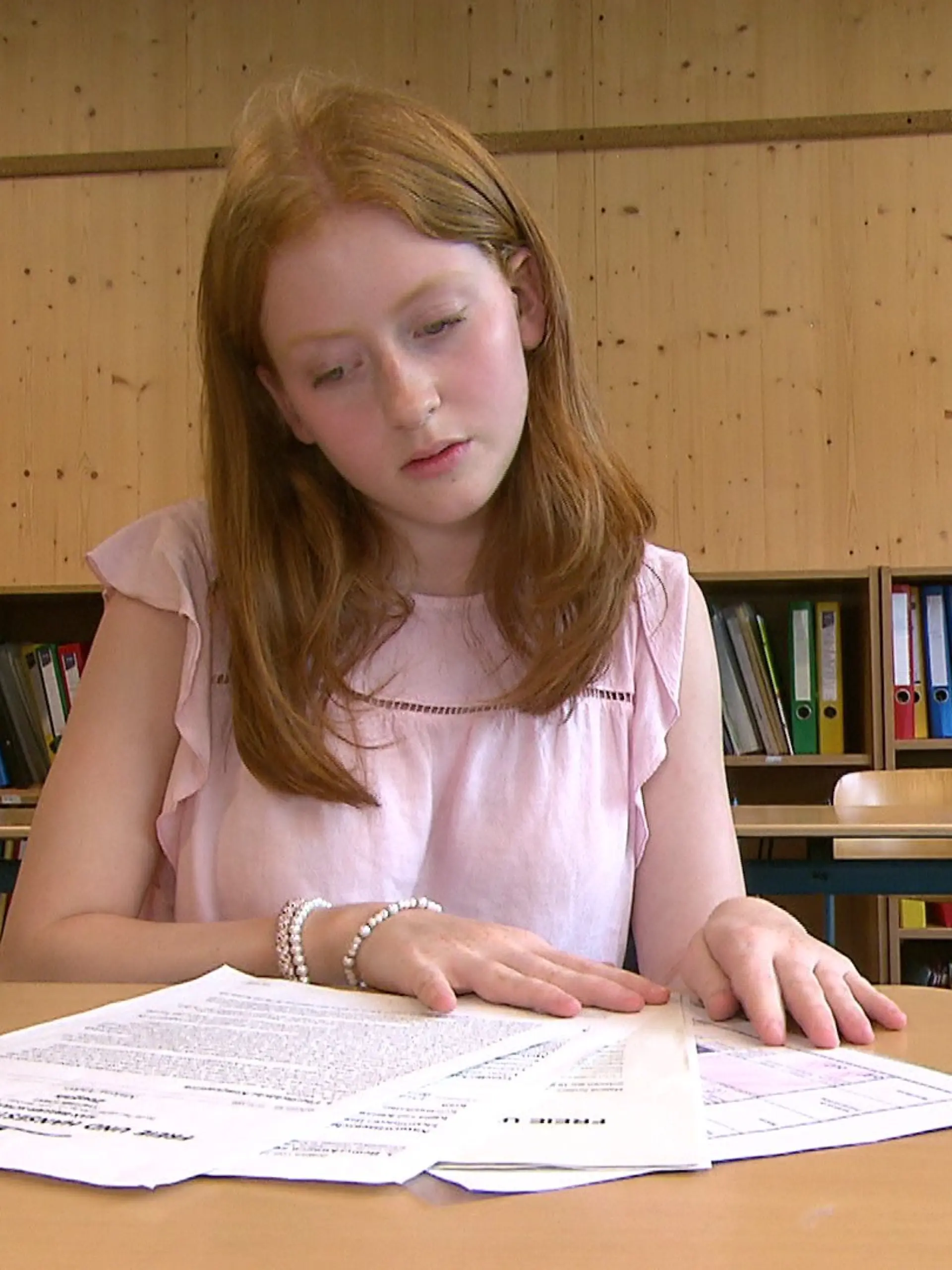 Bild zu: "Malena (15) hat noch nie ein Zeugnis bekommen – bis jetzt!"