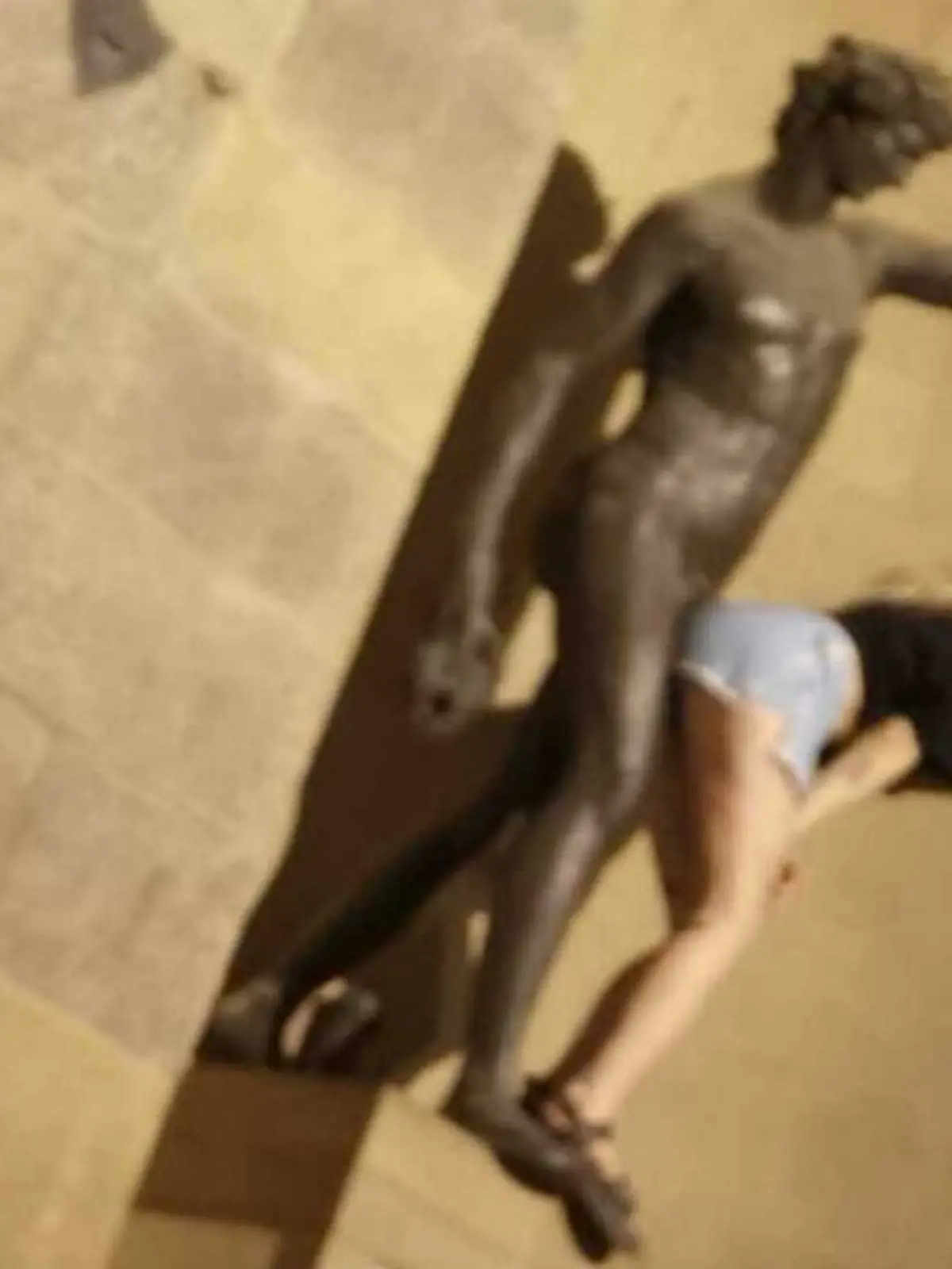 Diese Frau posiert anzüglich mit einer Statue und lässt sich dabei fotografieren.