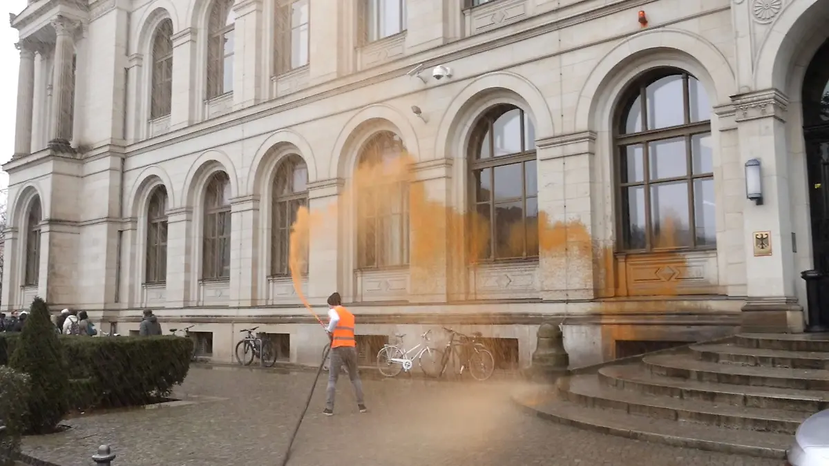 Beteiligung an Farbattacke auf das Bundesverkehrsministerium endet mit einer Haftstrafe. (Archivbild)