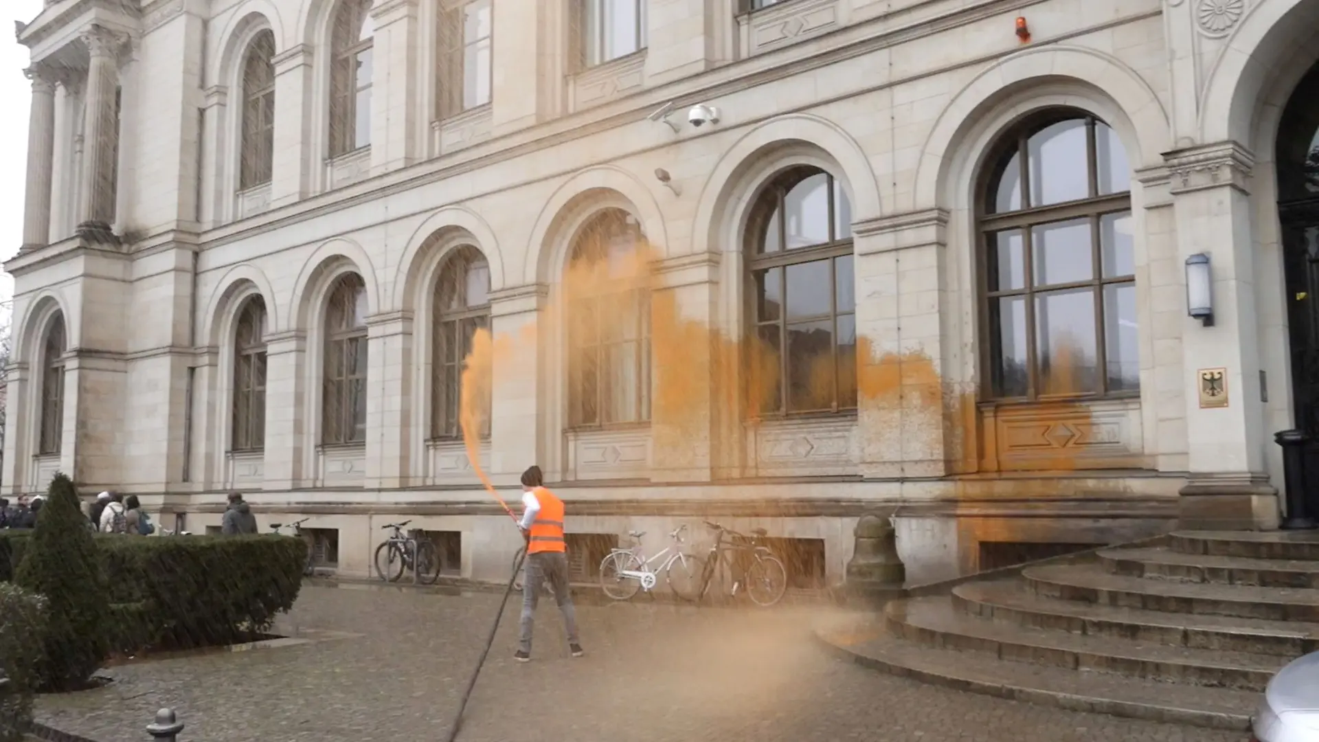 Beteiligung an Farbattacke auf das Bundesverkehrsministerium endet mit einer Haftstrafe. (Archivbild)