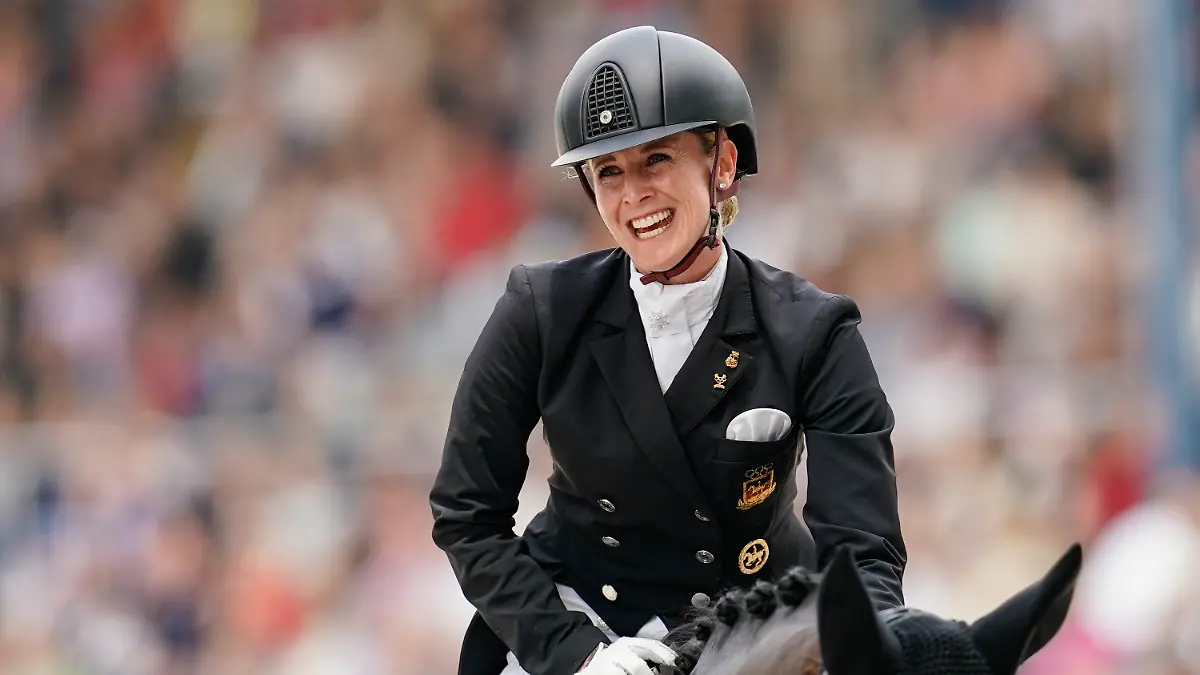 Jessica von Bredow-Werndl aus Deutschland auf ihrem Pferd Dalera.