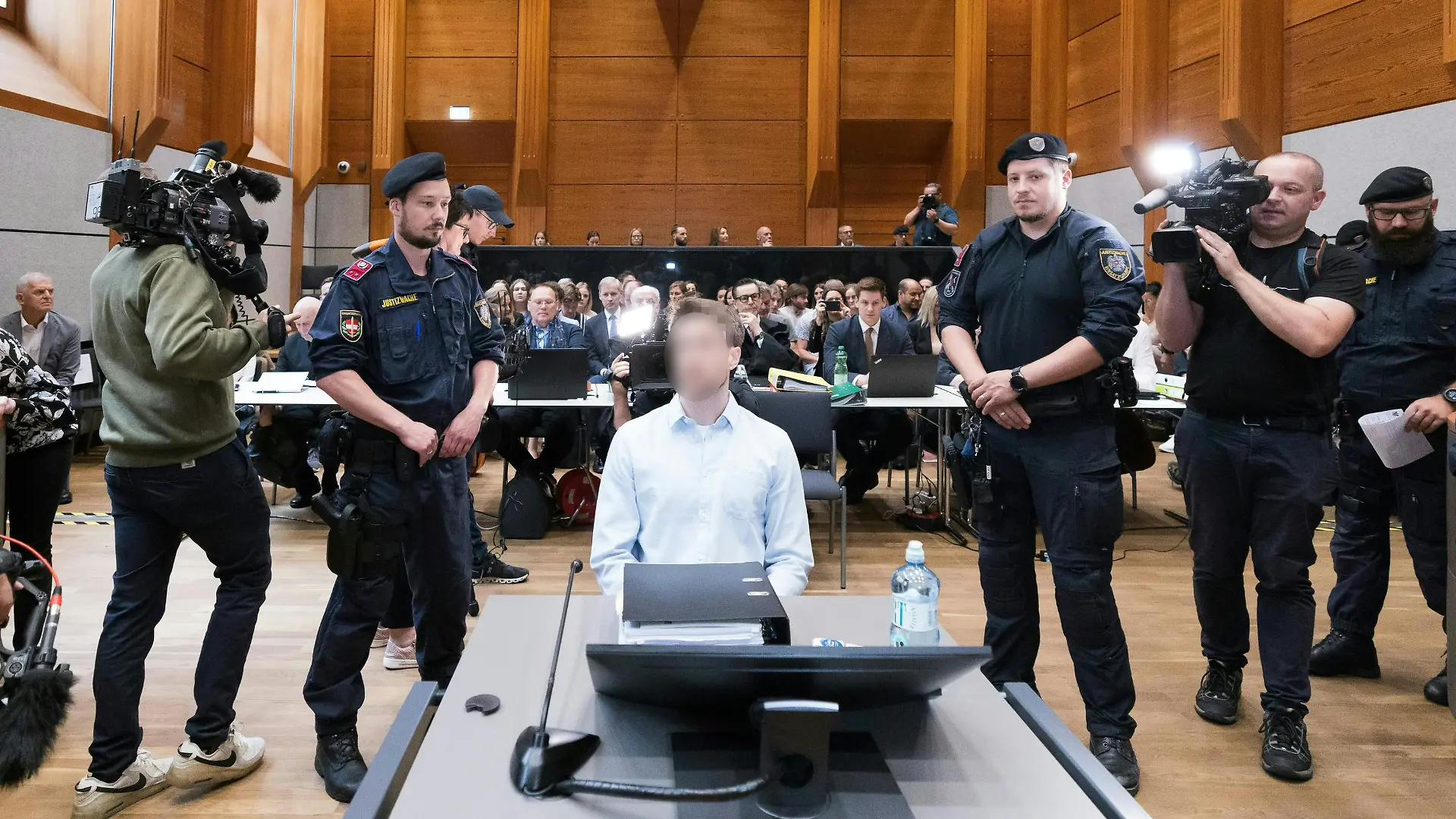 17.07.2024, Österreich, Innsbruck: Der Angeklagte sitzt im Prozess wegen Mordverdachts, im Falle eines sechsjährigen Jungen, der im August 2022 tot in der Kitzbüheler Ache gefunden worden war. Foto: Expa/Johann Groder/APA/dpa - ACHTUNG: Person(en) wurde(n) aus rechtlichen Gründen gepixelt +++ dpa-Bildfunk +++