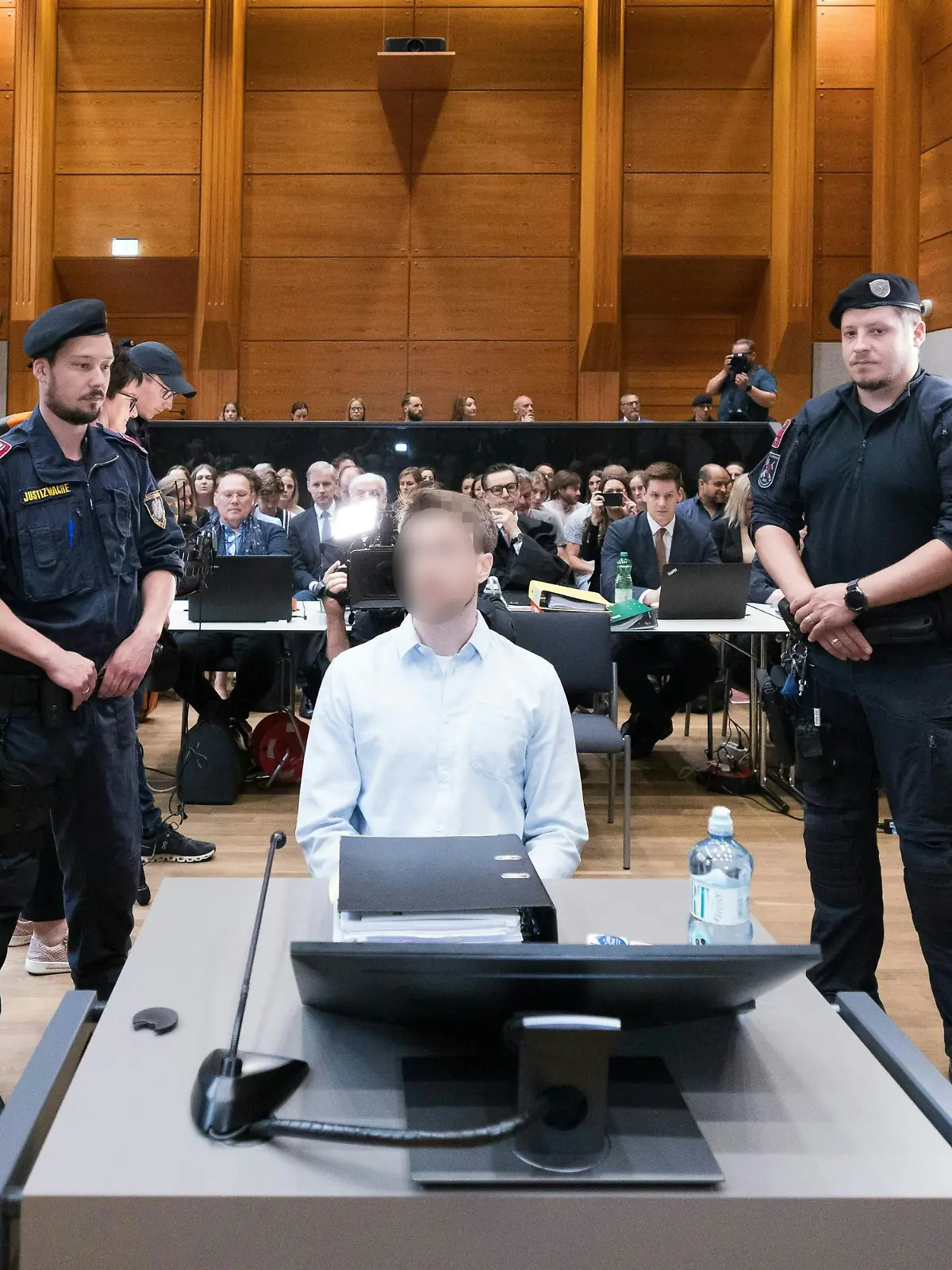 17.07.2024, Österreich, Innsbruck: Der Angeklagte sitzt im Prozess wegen Mordverdachts, im Falle eines sechsjährigen Jungen, der im August 2022 tot in der Kitzbüheler Ache gefunden worden war. Foto: Expa/Johann Groder/APA/dpa - ACHTUNG: Person(en) wurde(n) aus rechtlichen Gründen gepixelt +++ dpa-Bildfunk +++
