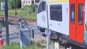 Bahn überrascht Radfahrer – und schrottet sein Bike! Bleib doch stehen, Junge!