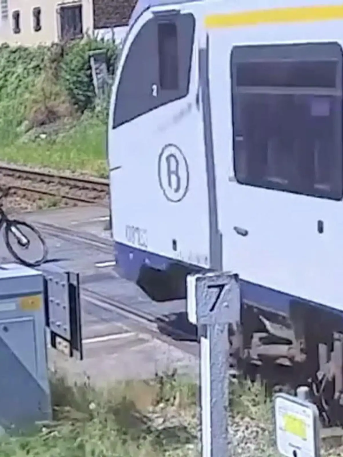 Eine Sekunde später und es wäre ihm so ergangen, wie seinem kaputten Fahrrad! In Beglien ignorierte ein Radfahrer die heruntergelassenen Schranken - als plötzlich ein Zug angerauscht kam. Wie die Situation ausgegangen ist, erfahrt ihr im Video.