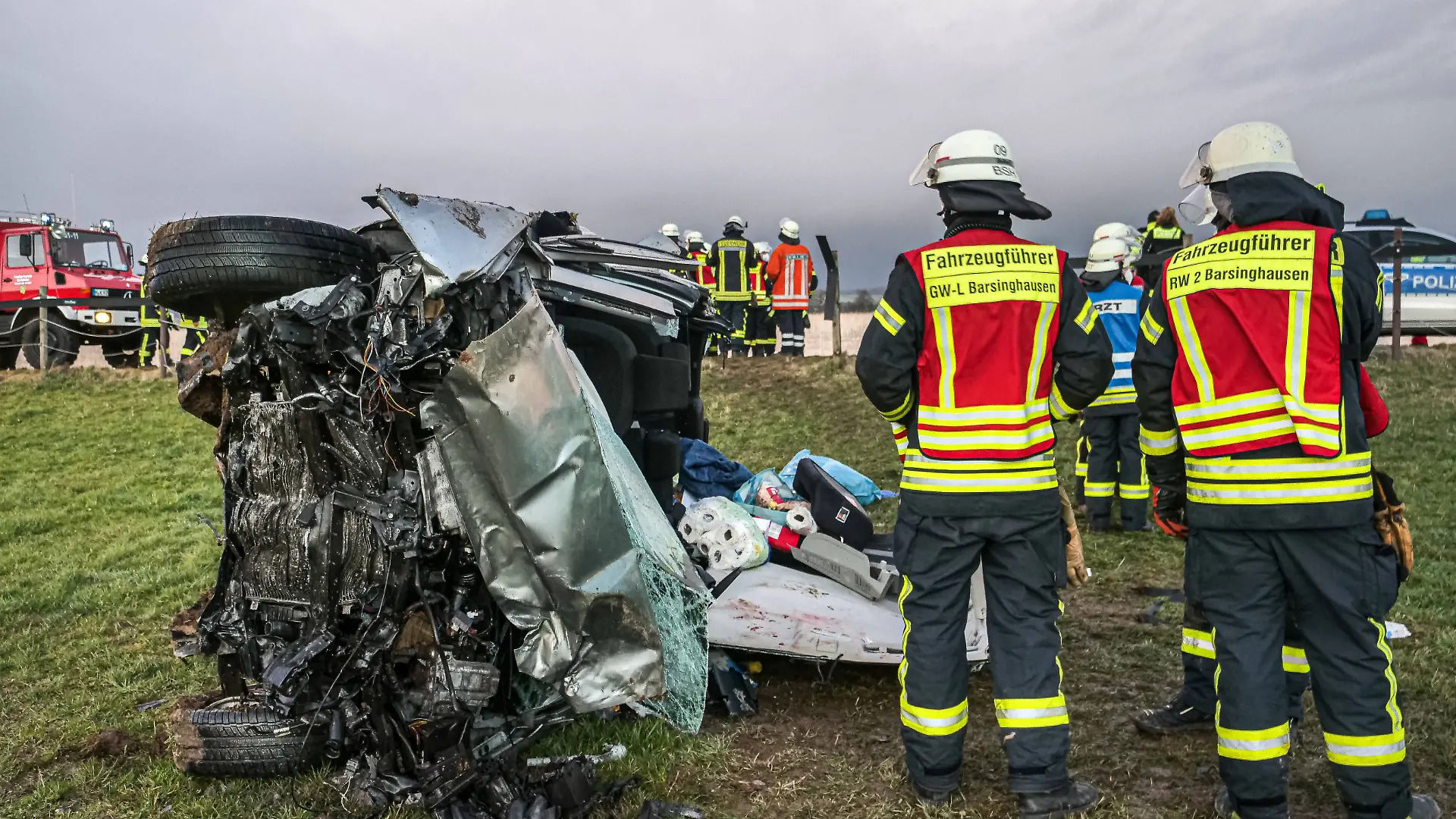 Tragischer schwerer Verkehrsunfall bei Barsinghausen Verkehrsunfall mit mehreren PKW und vier Schwerverletzten sowie Leichtverletzte bei Barsinghausen. Großaufgebot von Feuerwehr und Rettungsdienst. Ein Kind wurde getötet. *** Tragic serious traffic accident near Barsinghausen Traffic accident with several cars and four seriously injured and slightly injured near Barsinghausen Large contingent of firefighters and rescue services A child was killed