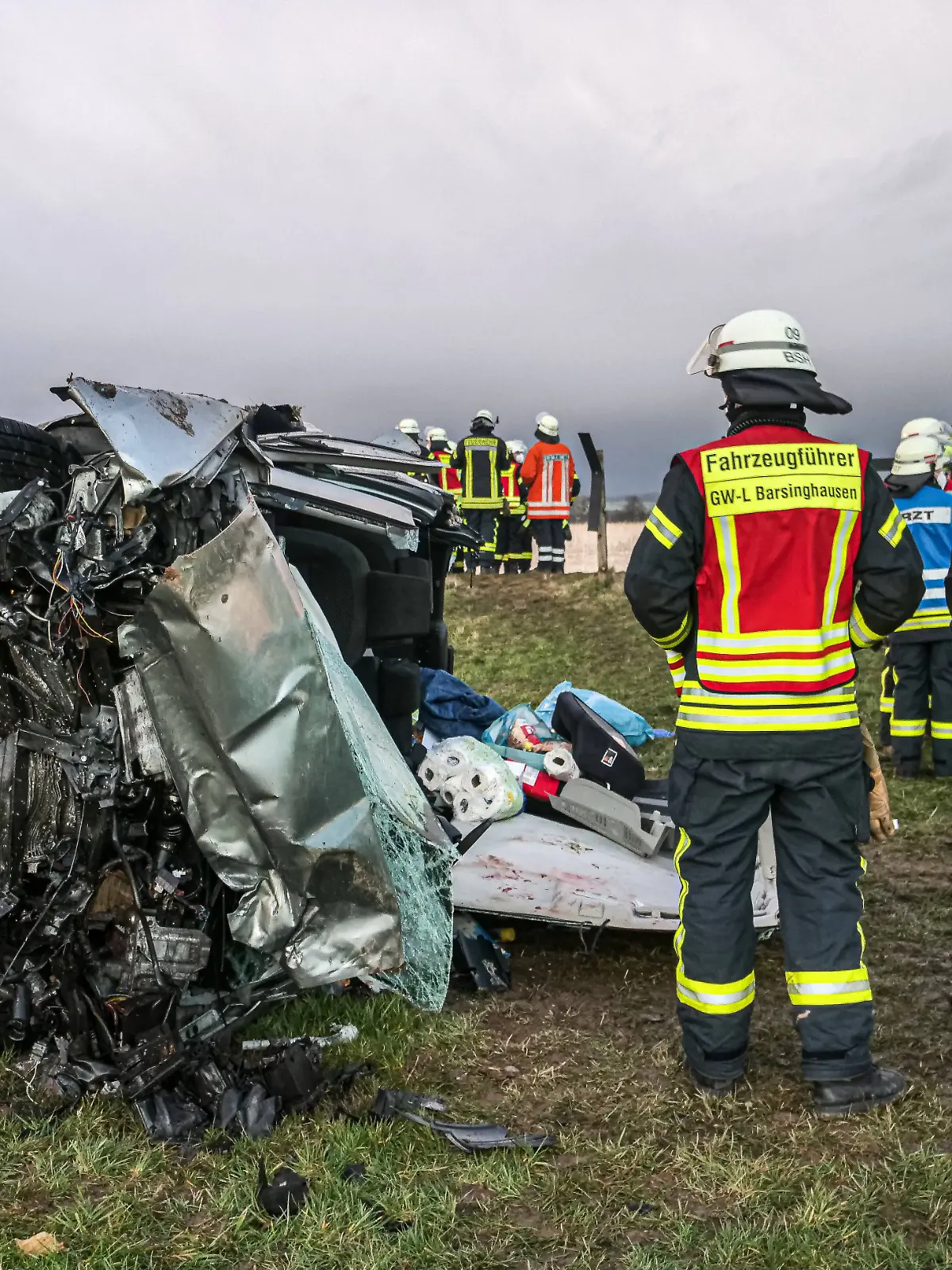 Tragischer schwerer Verkehrsunfall bei Barsinghausen Verkehrsunfall mit mehreren PKW und vier Schwerverletzten sowie Leichtverletzte bei Barsinghausen. Großaufgebot von Feuerwehr und Rettungsdienst. Ein Kind wurde getötet. *** Tragic serious traffic accident near Barsinghausen Traffic accident with several cars and four seriously injured and slightly injured near Barsinghausen Large contingent of firefighters and rescue services A child was killed 