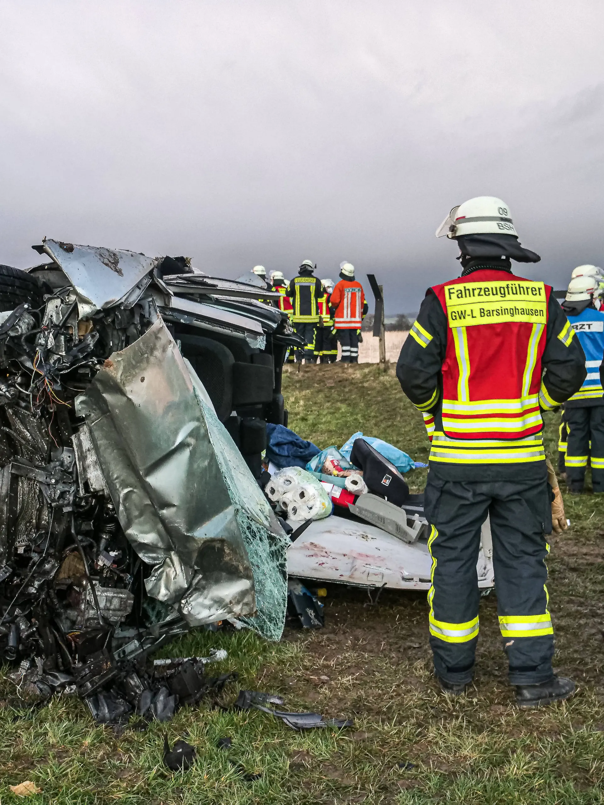 Tragischer schwerer Verkehrsunfall bei Barsinghausen Verkehrsunfall mit mehreren PKW und vier Schwerverletzten sowie Leichtverletzte bei Barsinghausen. Großaufgebot von Feuerwehr und Rettungsdienst. Ein Kind wurde getötet. *** Tragic serious traffic accident near Barsinghausen Traffic accident with several cars and four seriously injured and slightly injured near Barsinghausen Large contingent of firefighters and rescue services A child was killed 