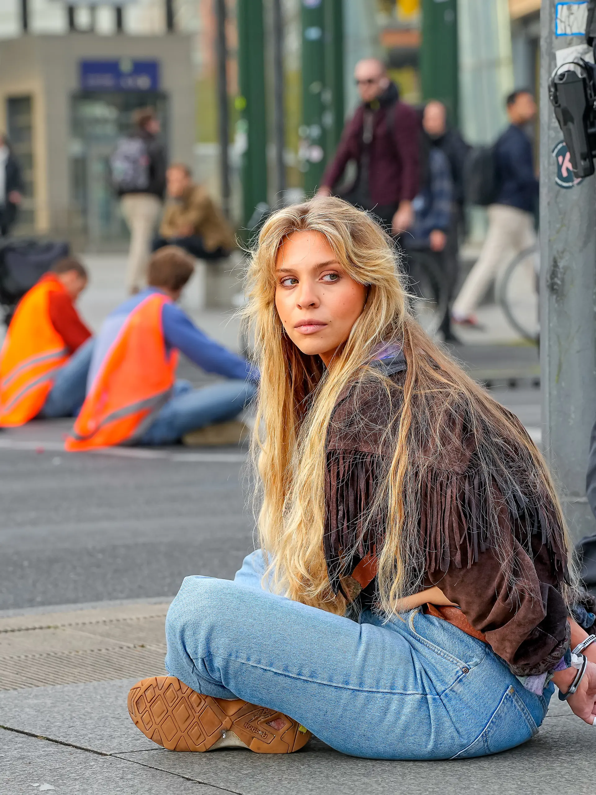 Berlin, Die Aktivisten der Gruppe Letzte Generation bei einer Blockade-Aktion im Bereich Ecke Potsdamer Platz / Ebertstraße / Leipziger Platz im Bezirk Mitte. Im Bild: Die Klimaaktivistin Anja Windl, alias Klima-Shakira in Handschellen. Sie gehoert zu den bekannten Gesichtern der Klimabewegung Letzte Generation in Oesterreich.