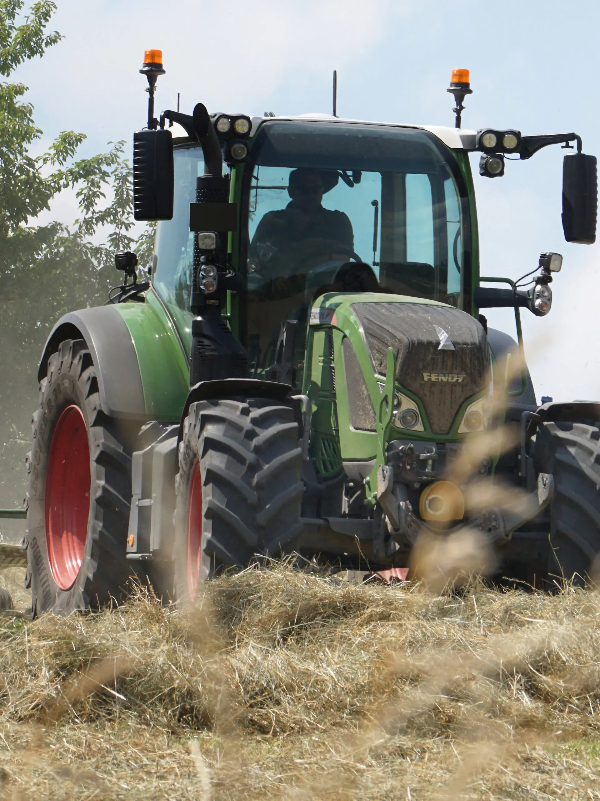 Auf einer Wiese in Northeim am Solling im Bundesland Niedersachsen, im Ortsteil Hohnstedt wendet ein Traktor mit einem Heuwender Gras. Heuwenden auf einer grossen Wiese *** On a meadow in Northeim am Solling in the federal state of Lower Saxony, in the district of Hohnstedt, a tractor with a hay tedder turns grass hay on a large meadow