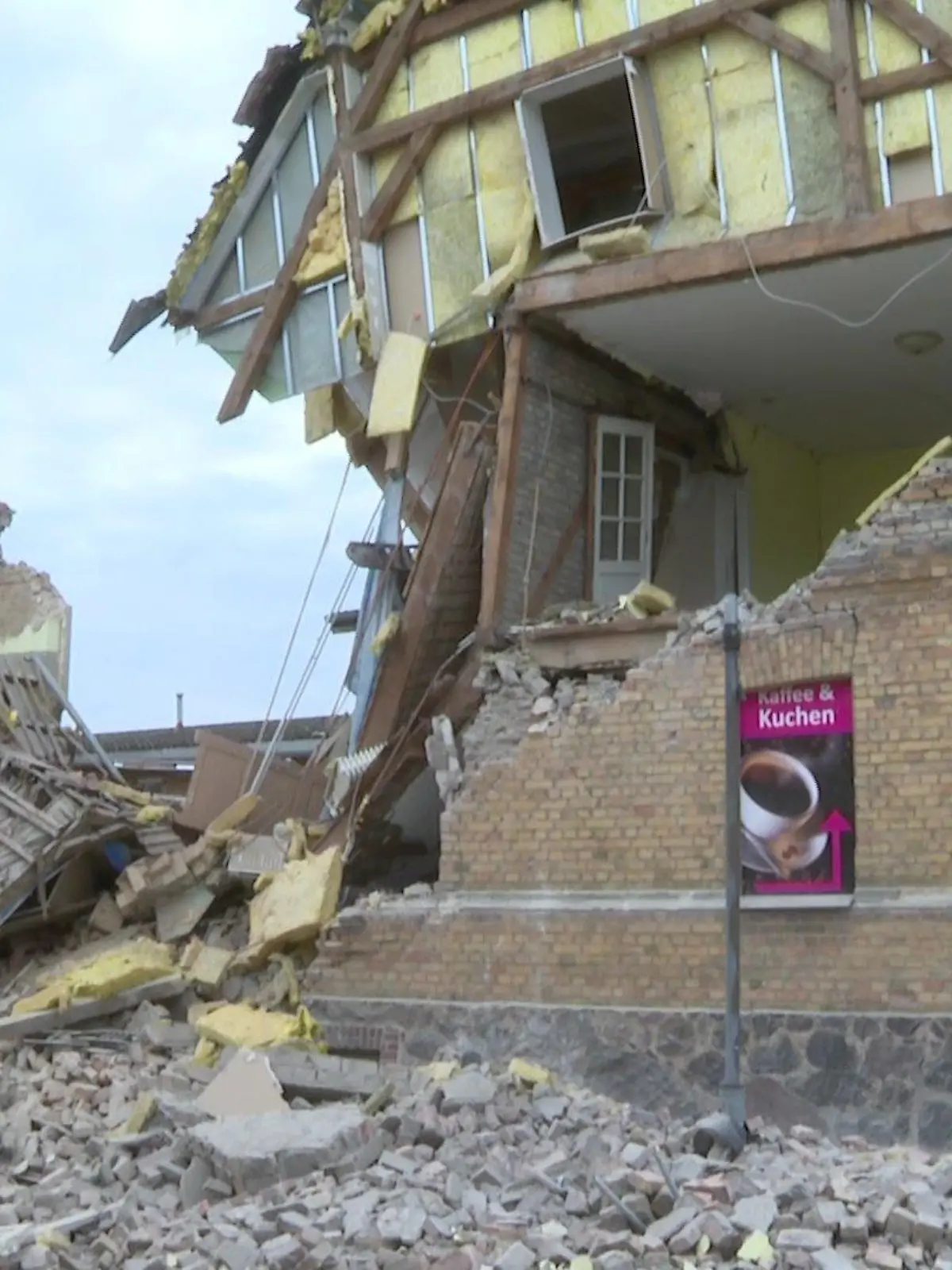 Die Bäckerei stürzte nach einer gewaltigen Explosion ein.