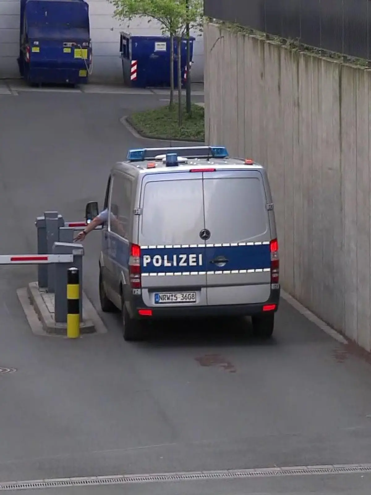Polizei bringt 16-Jährigen zu Haftvorführung nach Terrorverdacht in Essen
