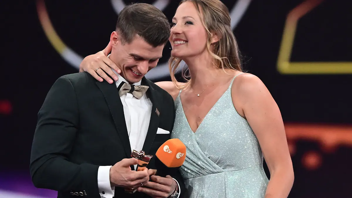 Gala zur Wahl der Sportler des Jahres im Kurhaus in Baden-Baden. Der Turner Lukas Dauser wird zum Sportler des Jahres 2023 gewählt. Er erhält den Preis von seiner Frau Viktoria (r).