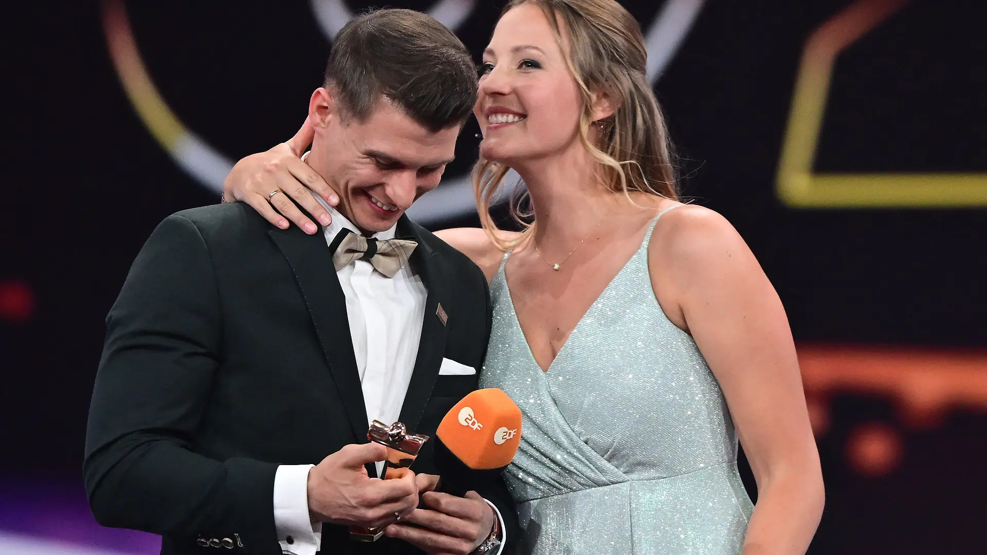 Gala zur Wahl der Sportler des Jahres im Kurhaus in Baden-Baden. Der Turner Lukas Dauser wird zum Sportler des Jahres 2023 gewählt. Er erhält den Preis von seiner Frau Viktoria (r).
