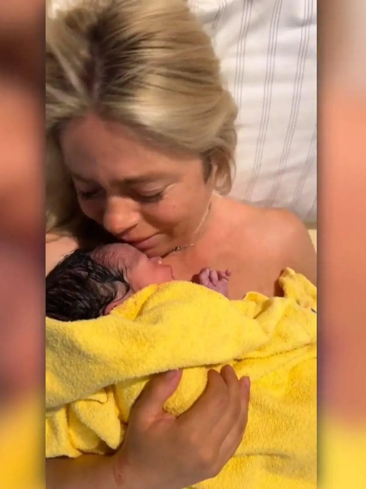 Bild zu: "Mola und Adelina Adebisi sind Eltern geworden"