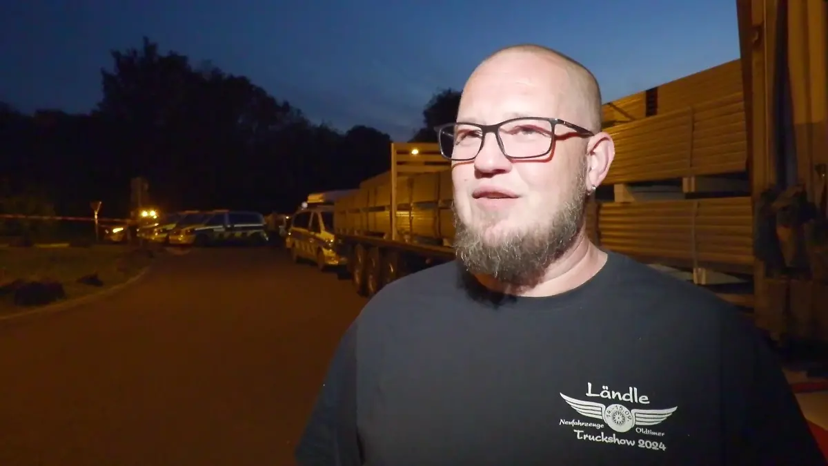 LKW-Fahrer Holger sucht gerade auf dem Rastplatz einen Parkplatz, als das Ehepaar angegriffen wird.