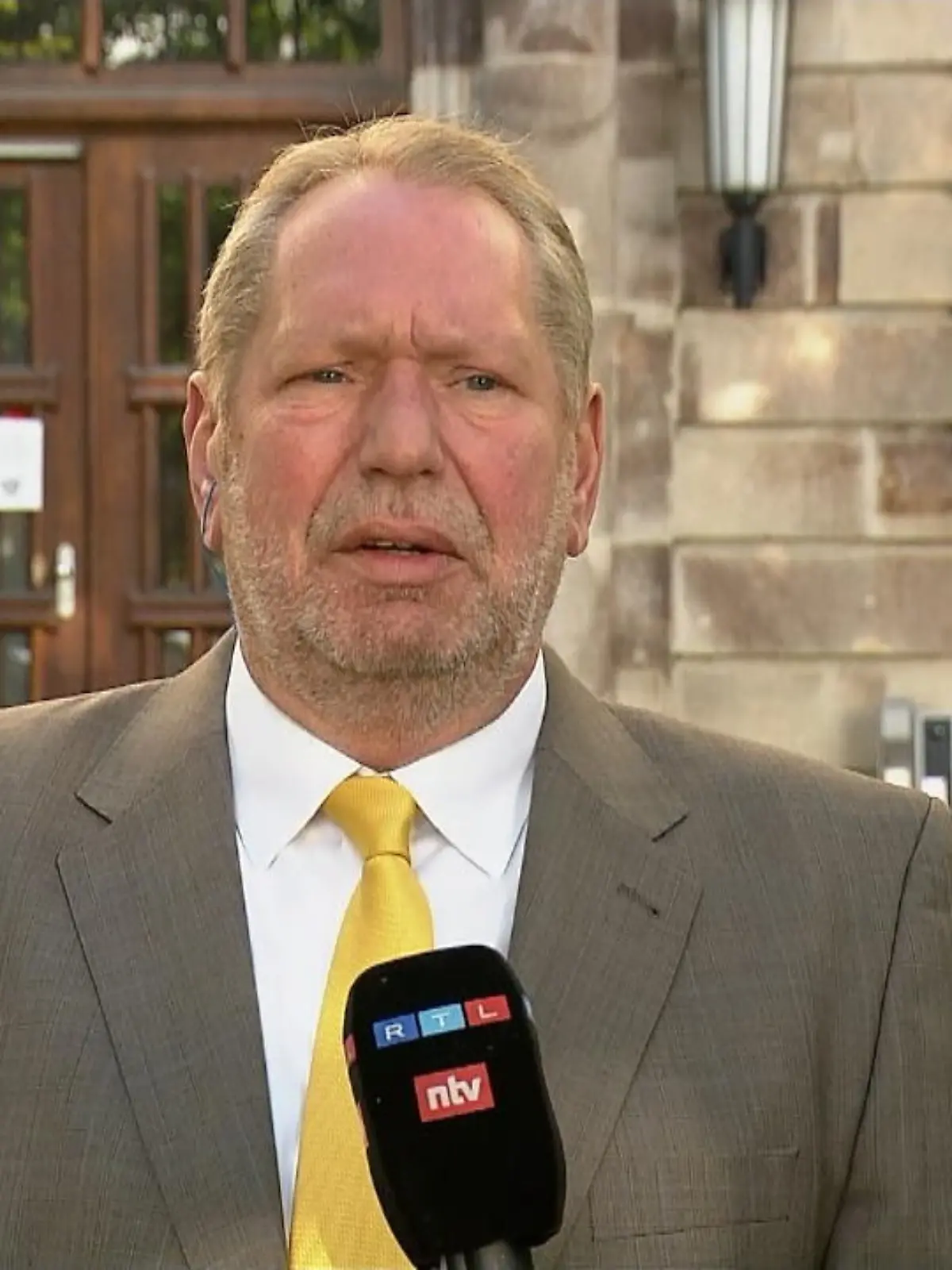 Der Essener Polizeipräsident Frank Richter klärt über den aktuellen Ermittlungsstand auf, nachdem am Donnerstag ein 16-Jähriger festgenommen war. Dem Teenager wird vorgeworfen, einen Amoklauf an zwei Schulen geplant zu haben.