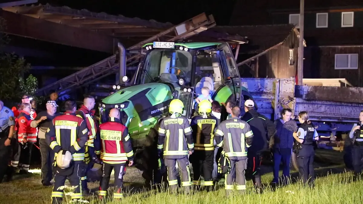 Einsatzkräfte suchen fieberhaft nach einem vermissten Dreijährigen in Elterlein (Sachsen).