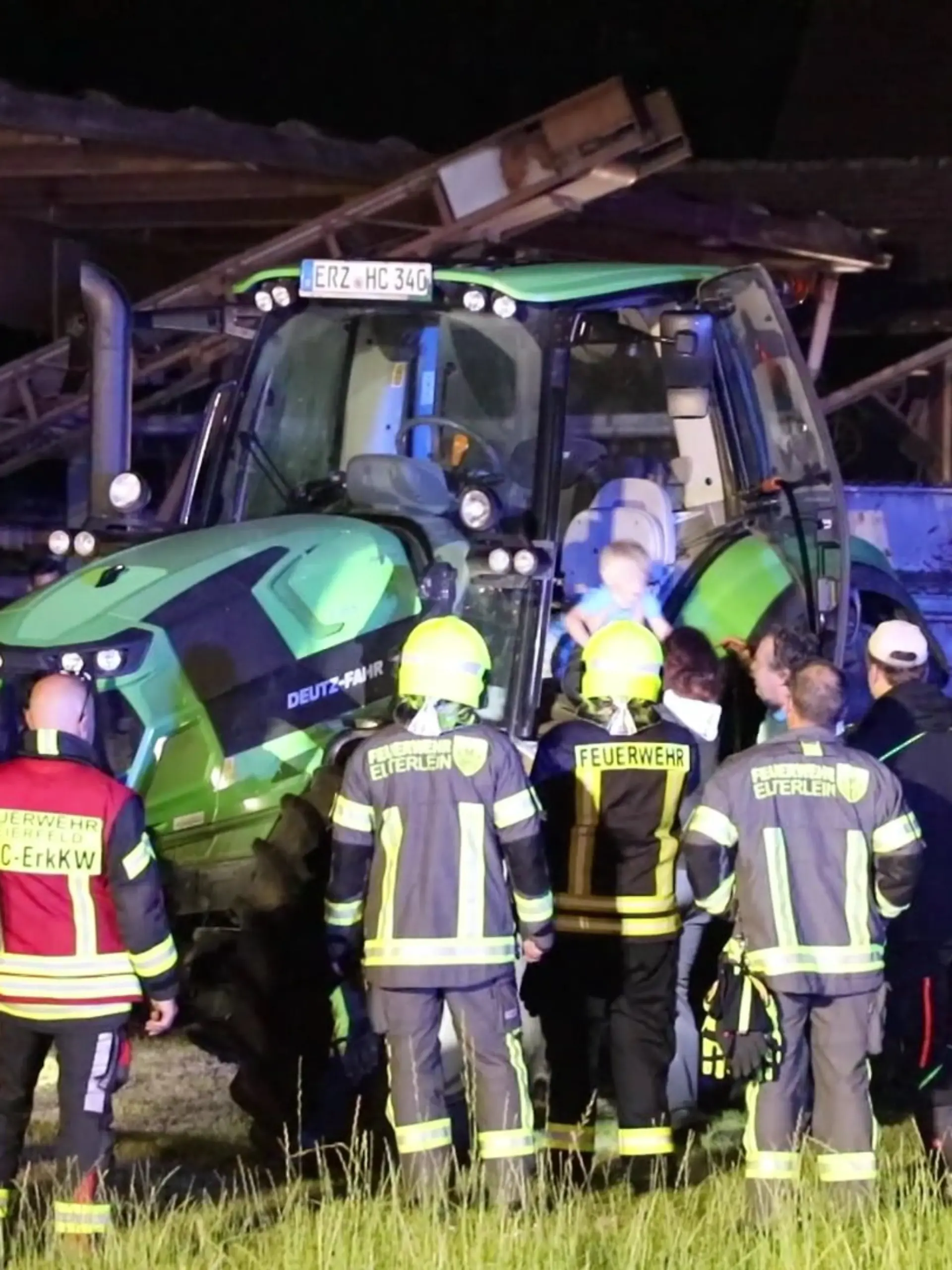 Angehörige und Einsatzkräfte suchen fieberhaft nach einem vermissten dreijährigen Jungen in Elterlein (Sachsen).