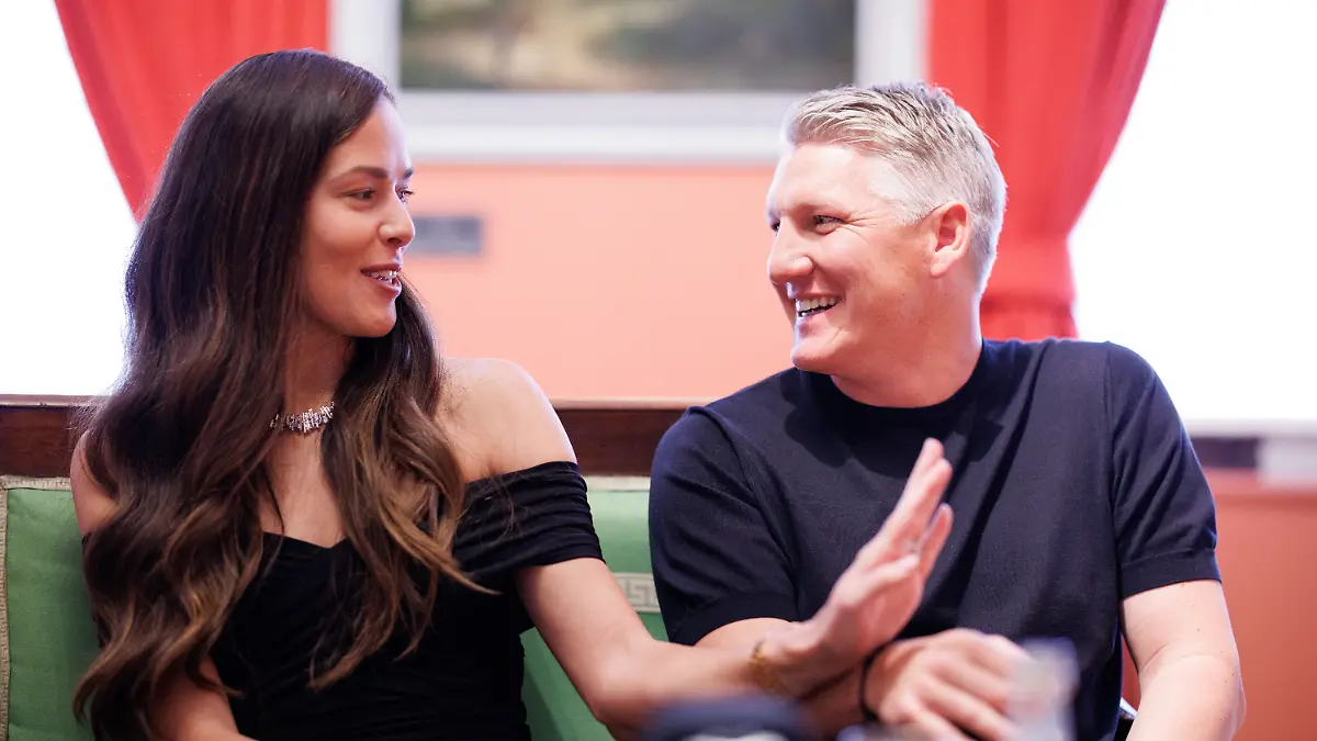 Bastian Schweinsteiger, ehemaliger deutscher Fußballspieler, und seine Frau Ana Ivanovic, serbische ehemalige Tennisspielerin, geben am Rande der Verleihung der Best Brands Awards 2022 im Bayerischen Hof ein Interview.