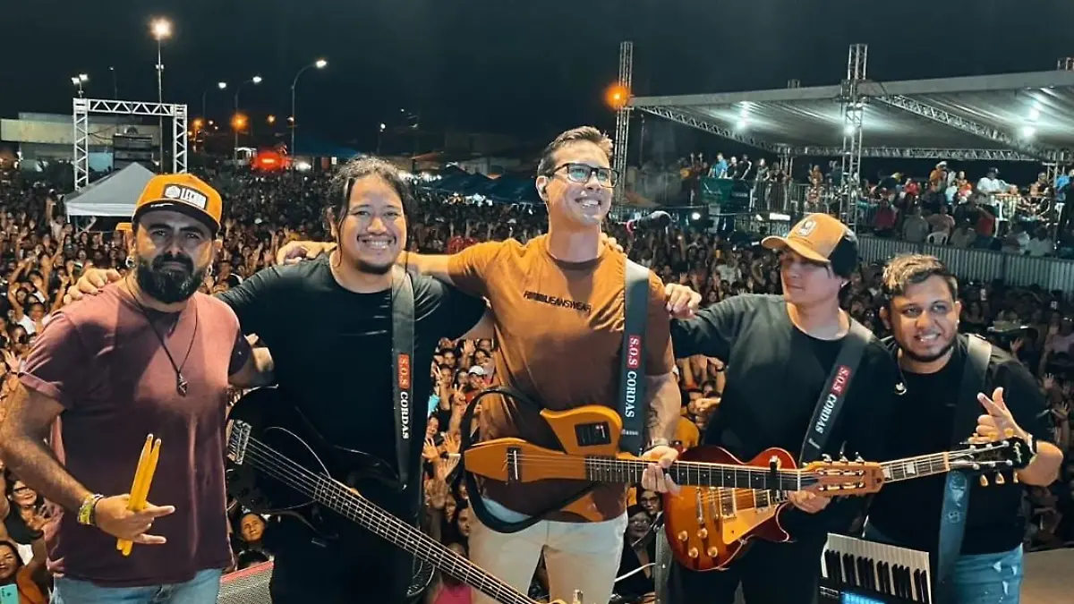 Musiker Ayres Sasaki und seine Band