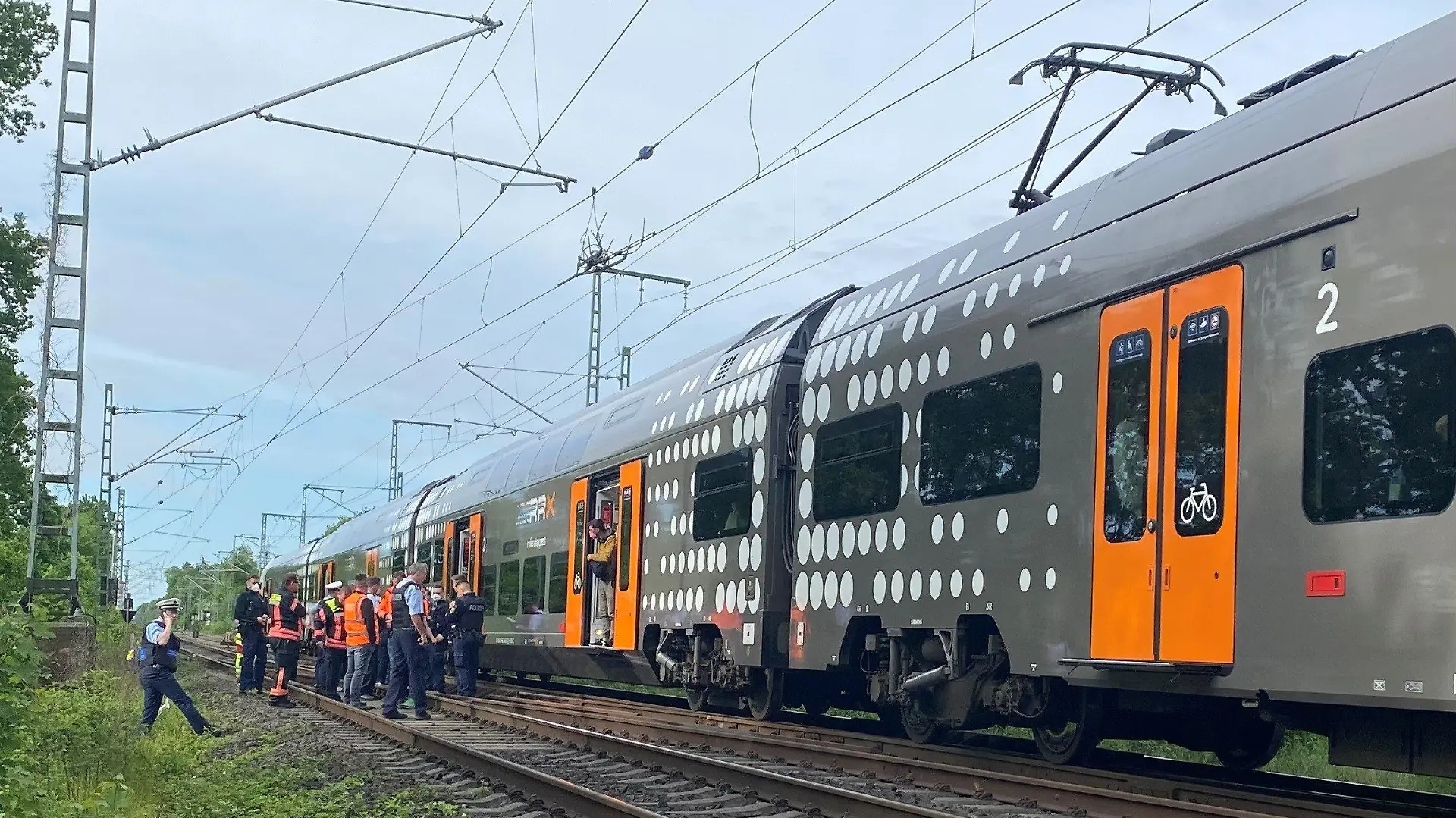 13.05.2022, Nordrhein-Westfalen, Aachen: Ein Mann hat in einer Regionalbahn bei Aachen am Freitagmorgen mit einem Messer auf Reisende eingestochen und mindestens drei Menschen verletzt. Der Verdächtige sei festgenommen worden, sagte ein Sprecher der Bundespolizei. Die Hintergründe seien noch völlig unklar. Foto: Ralf Roeger/dpa +++ dpa-Bildfunk +++