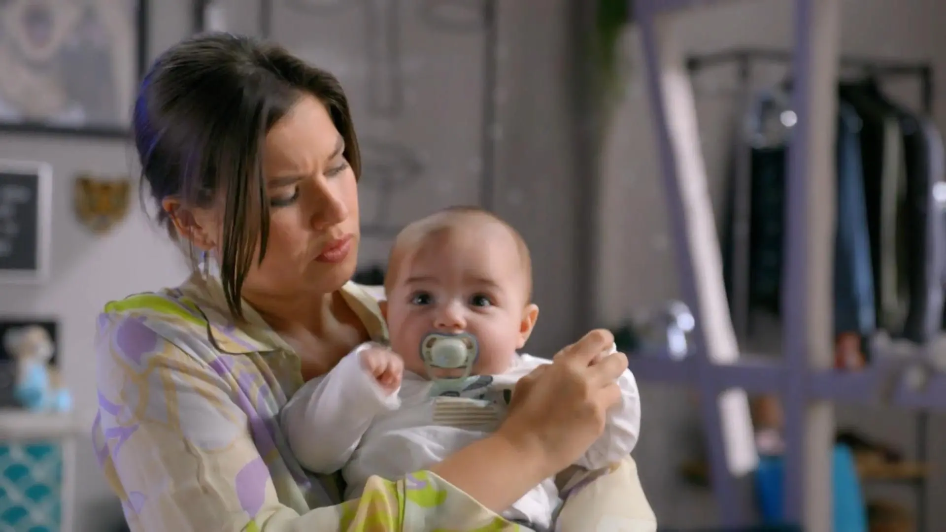 Vivien entdeckt einen Hautausschlag an Leos Arm „Unter uns“-Folge vom 24.07.24 auf RTL+