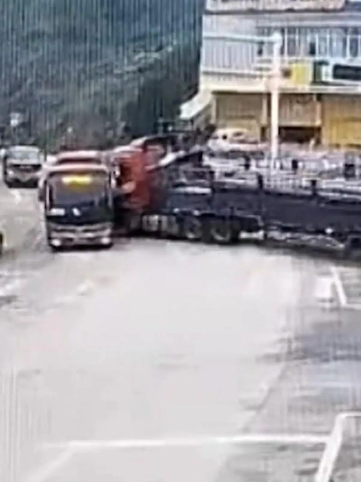 Viel zu schnell schießt ein Lkw über eine Straße in China! Ein Busfahrer kann nicht mehr ausweichen - und kollidiert mit dem anderen Fahrzeug. Wir zeigen den dramatischen Unfall im Video.