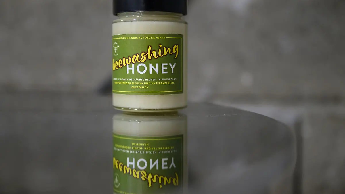 Imker Rico Heinzig hat seine Honiggläser mit einem «Beewashing»-Etikett versehen (Archivbild)
