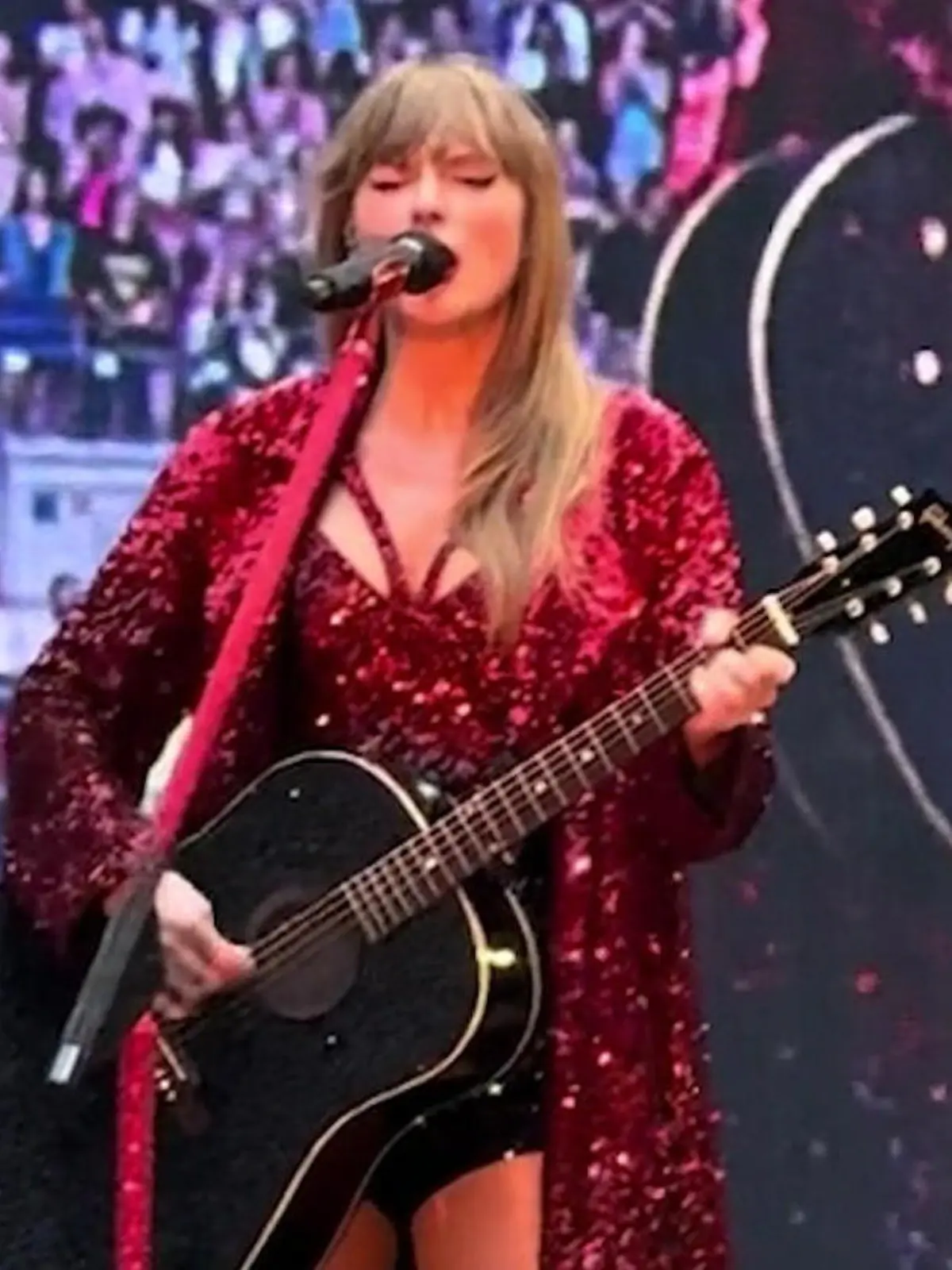Bild zu: "Taylor Swift verschluckt Käfer bei Konzert"