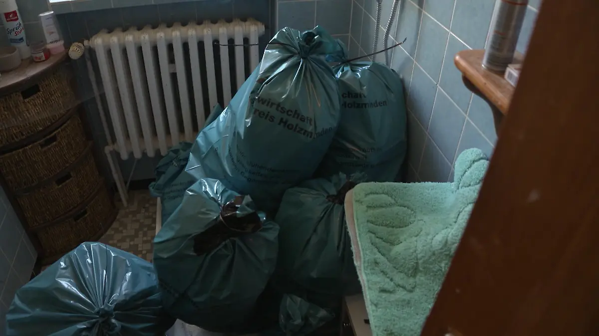 Müll im Bad? Das muss eine Familie aus Niedersachsen über sich ergehen lassen.