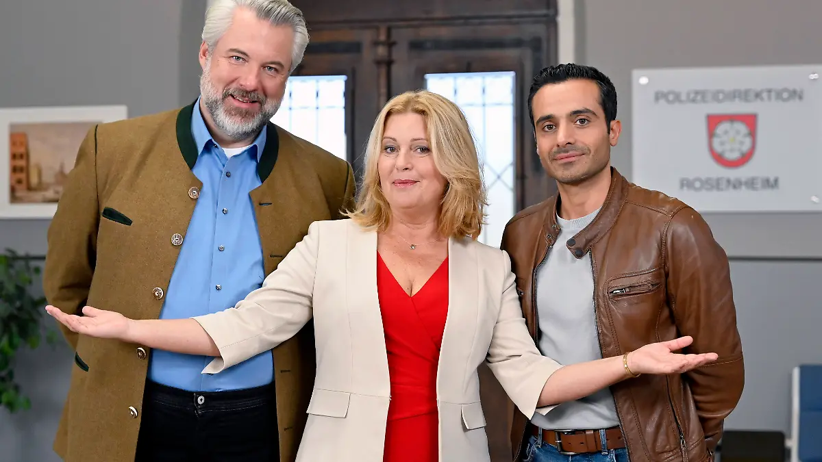 Schauspieler Dieter Fischer, Schauspielerin Karin Thaler sowie Schauspieler Baran Hevi beim Pressetermin zur ZDF-Serie „Die Rosenheim-Cops”.