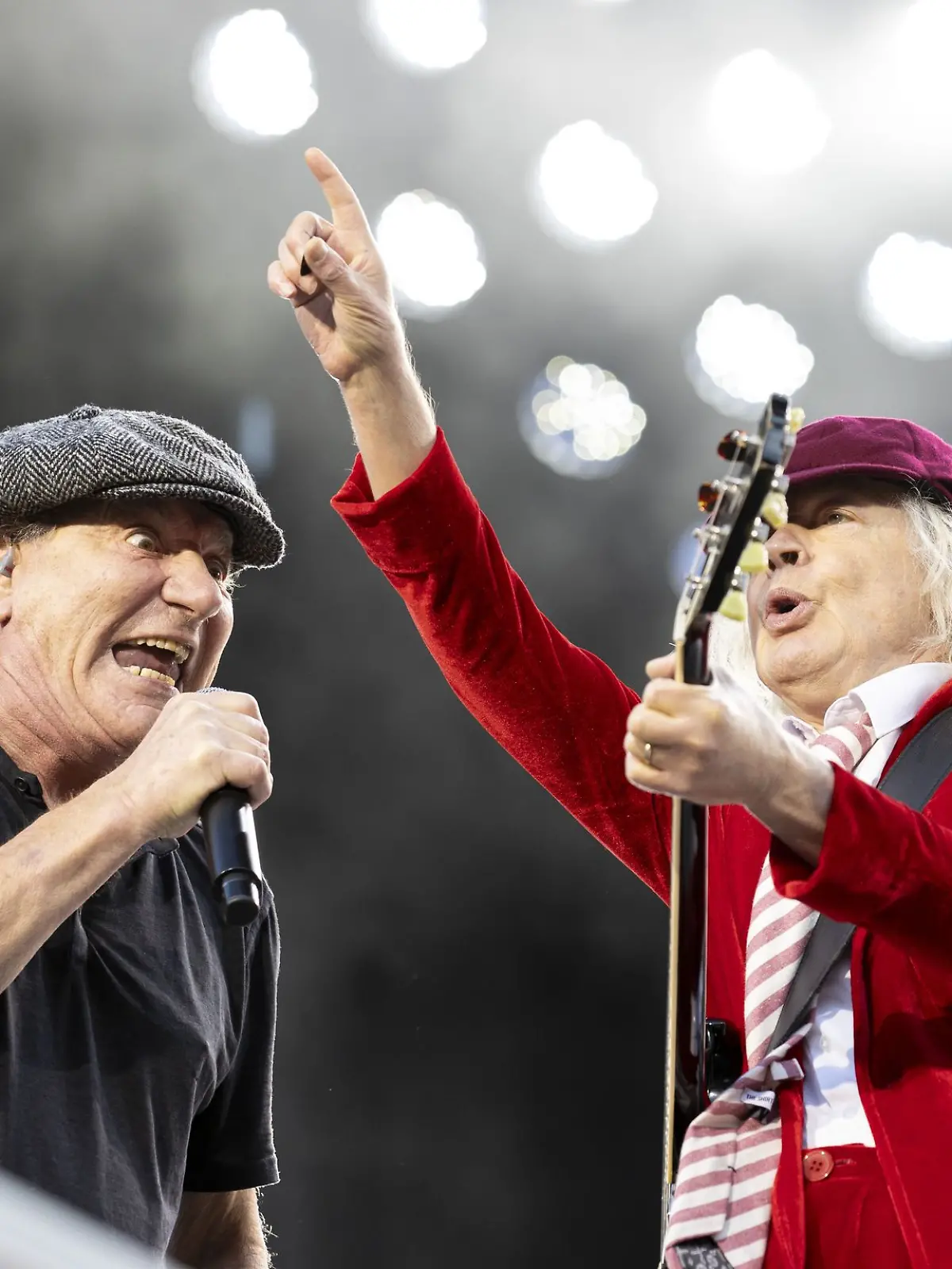 Bild zu: "AC/DC-Konzert endet im Chaos - 17 Menschen verletzt"