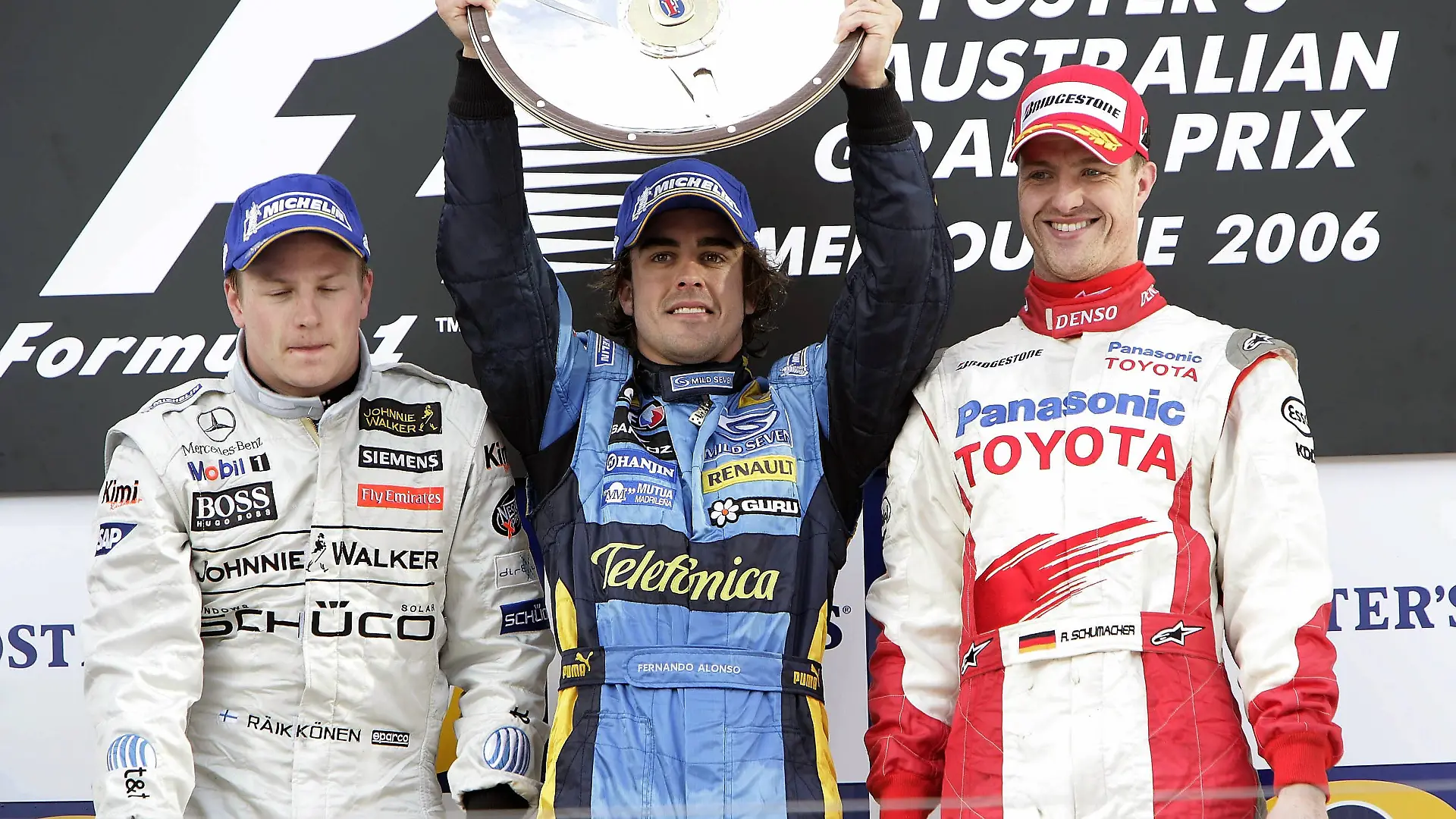 Ralf Schumacher (r) und Fernando Alonso (mitte) feiern 2006 beim Großen Preis von Australien mit Kimi Räikkönen.