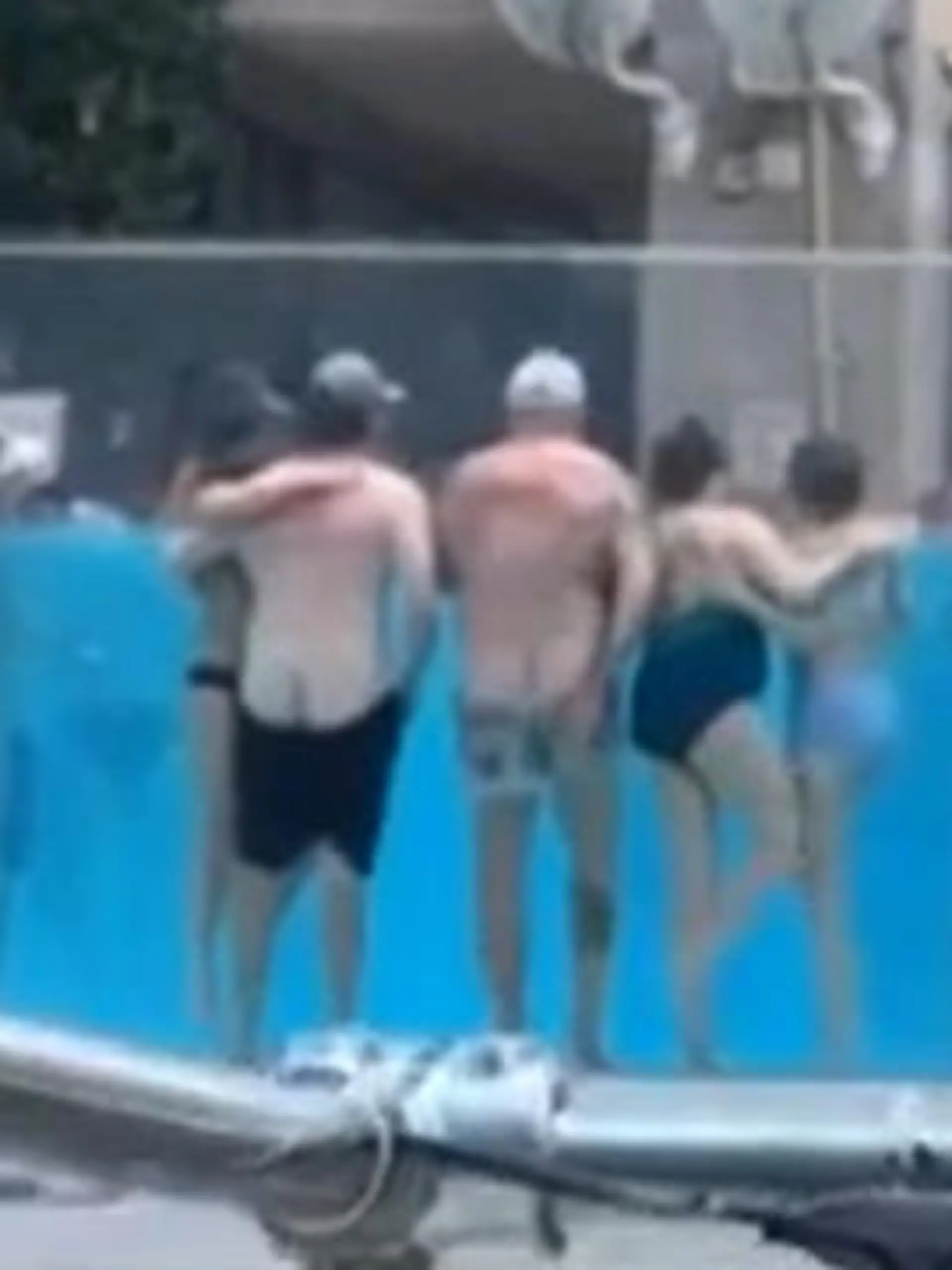 Bild zu: "Ziemlich HINTER(N)listig! Zwei Männer ziehen im Pool blank"