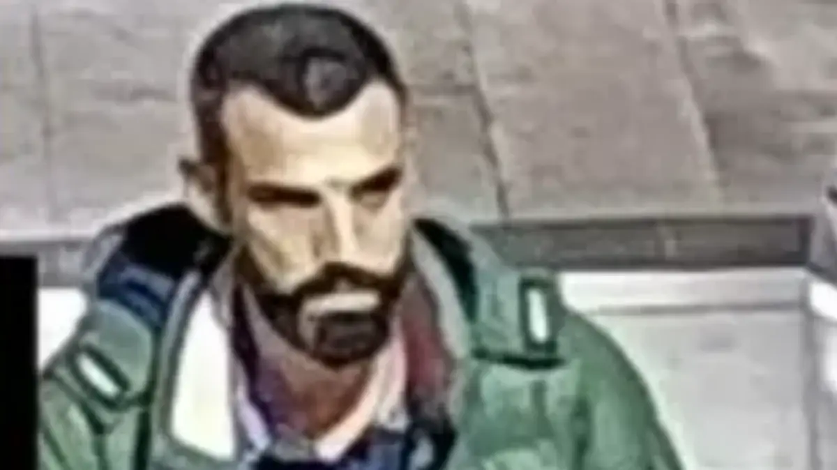 Ein Mann auf einem Überwachungsbild.