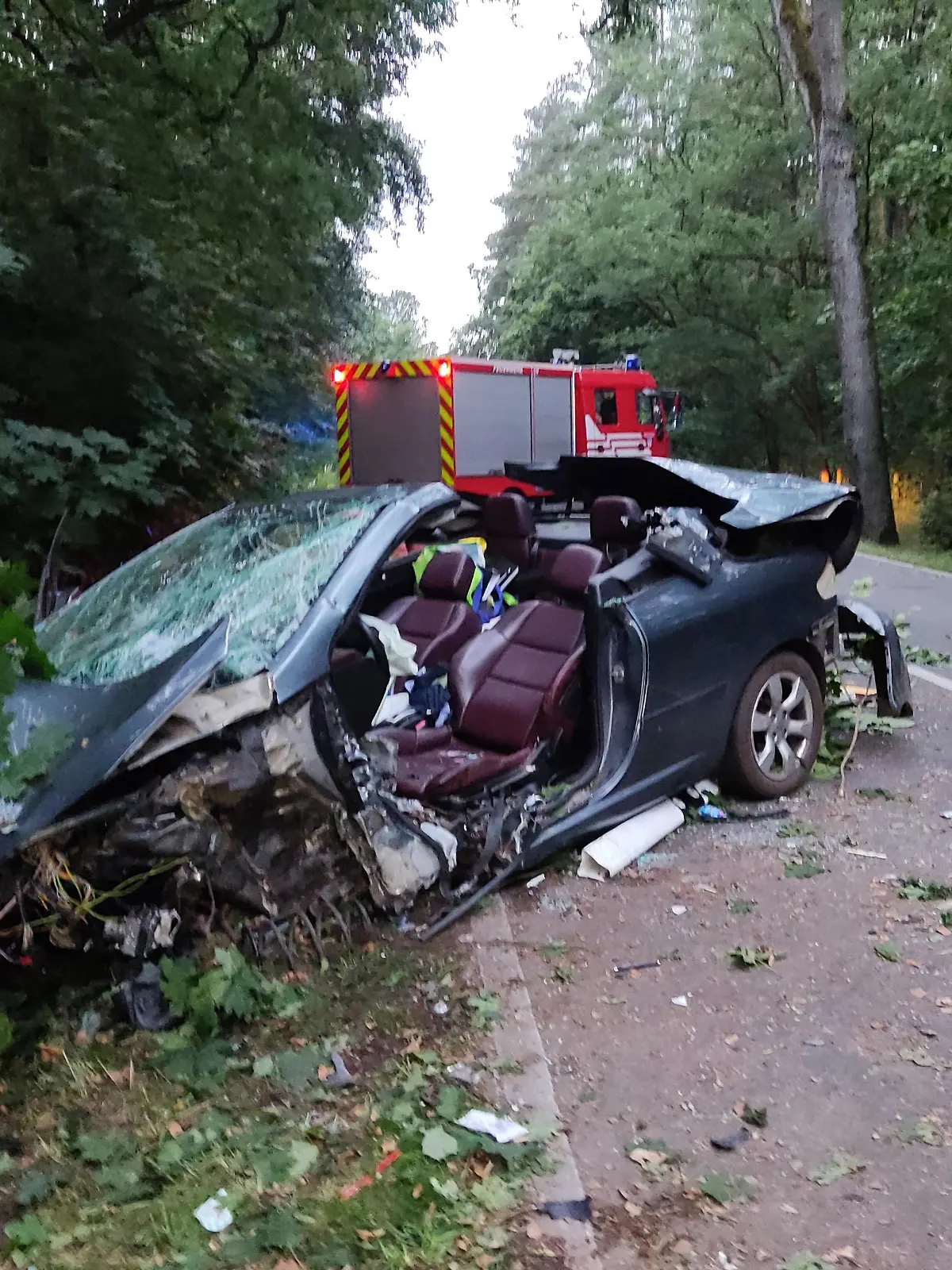 Rettungskräfte sind an einer Unfallstelle bei Schönberg. Ein 44-jähriger Mann ist mit seinem Auto bei Schönberg (Landkreis Ostprignitz-Ruppin) nahe Neuruppin gegen einen Baum geprallt und tödlich verletzt worden. Wie die Polizei am Montag mitteilte, kam der Mann in der Nacht auf Montag in der Nähe des Abzweigs nach Wulkow in einer Rechtskurve von der Straße ab und prallte mit dem Auto gegen einen Baum.
