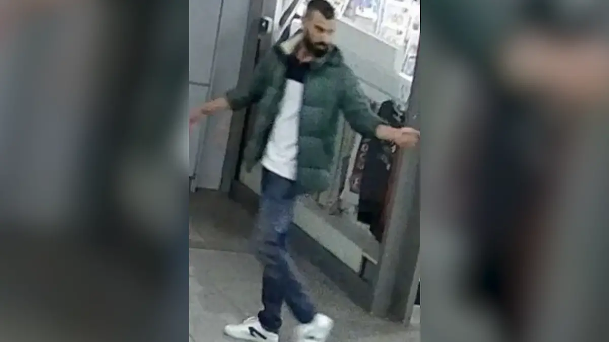 Ein Mann auf einem Überwachungsbild.
