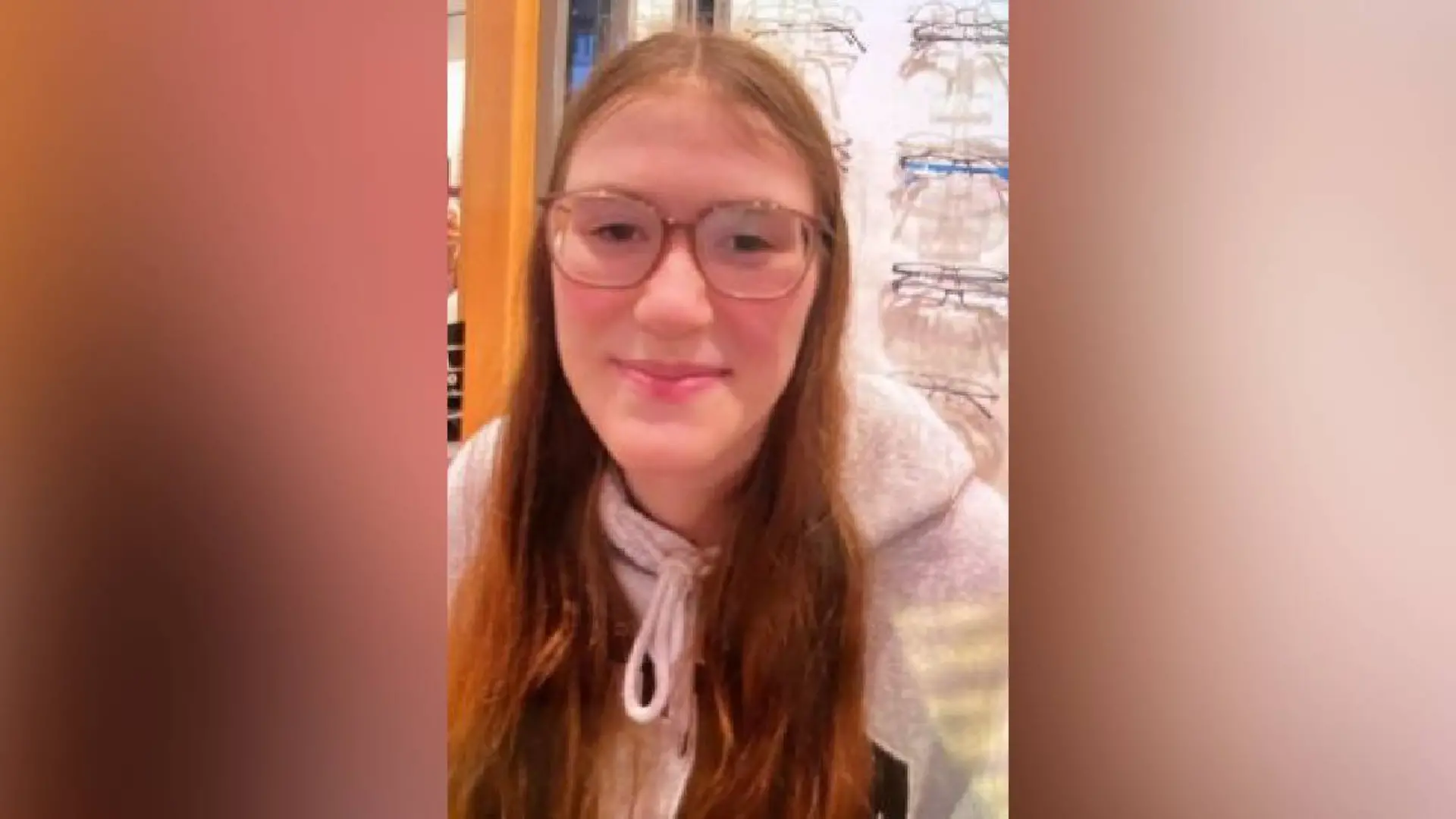 Die 14-Jährige trägt eine Brille, hat rote Haare und ist circa 1,73 Meter groß.