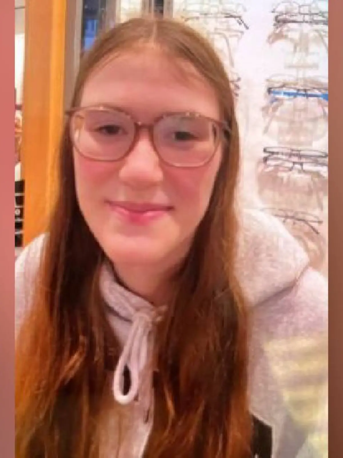 Die 14-Jährige trägt eine Brille, hat rote Haare und ist circa 1,73 Meter groß. 